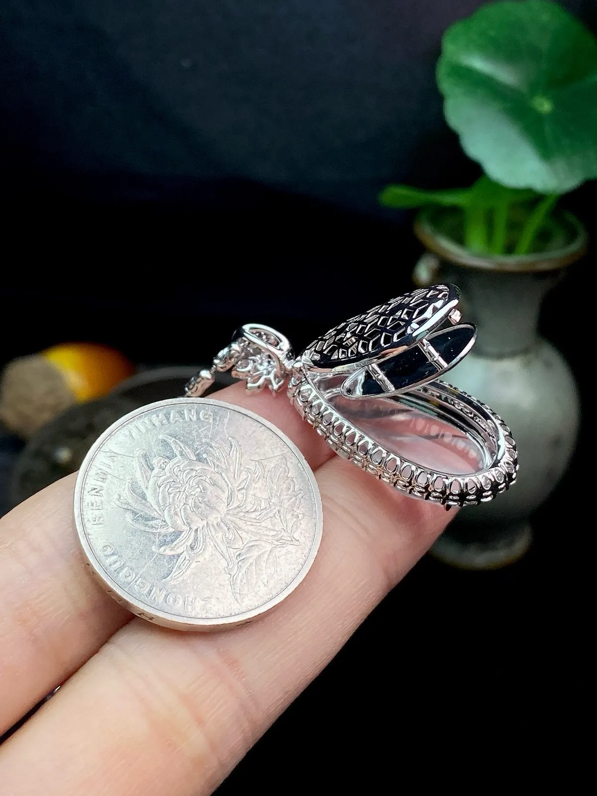 【冰种叶子】金枝玉叶，质地细腻，冰润透亮，光泽出众，18k金钻镶嵌，裸石尺寸22*11.6*4.4毫米