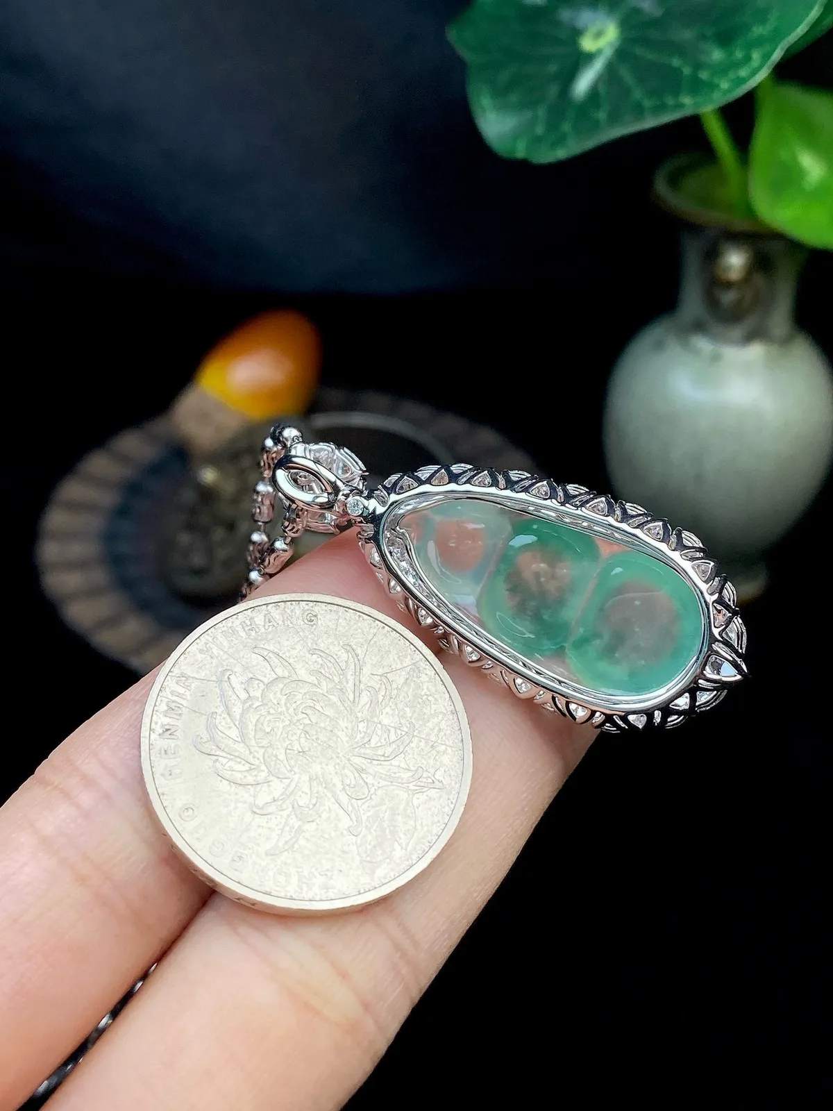 【冰种飘花福豆吊坠】种地上乘，冰感十足，通透起光，饱满圆润，收藏品质，18k金钻镶嵌，裸石尺寸28.2*13.9*6.8毫米