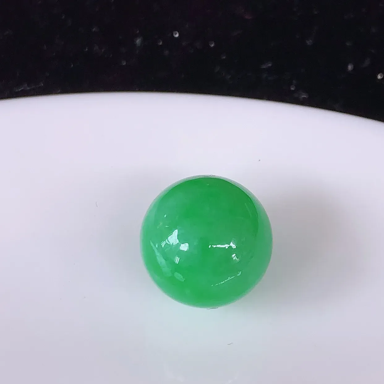 自然光实拍，冰飘绿翡翠圆珠、转运珠吊坠，寓意“时来运转，财源滚滚” 寓意佳，荧光灼灼，转运珠佩戴时尚优雅！#05.9尺寸12