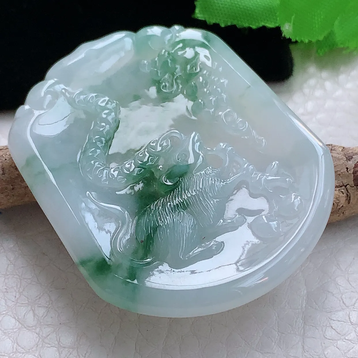 kh实拍51*42.6*4.5天然翡翠a货精雕飘花招财鼠玉吊坠生肖鼠玉坠