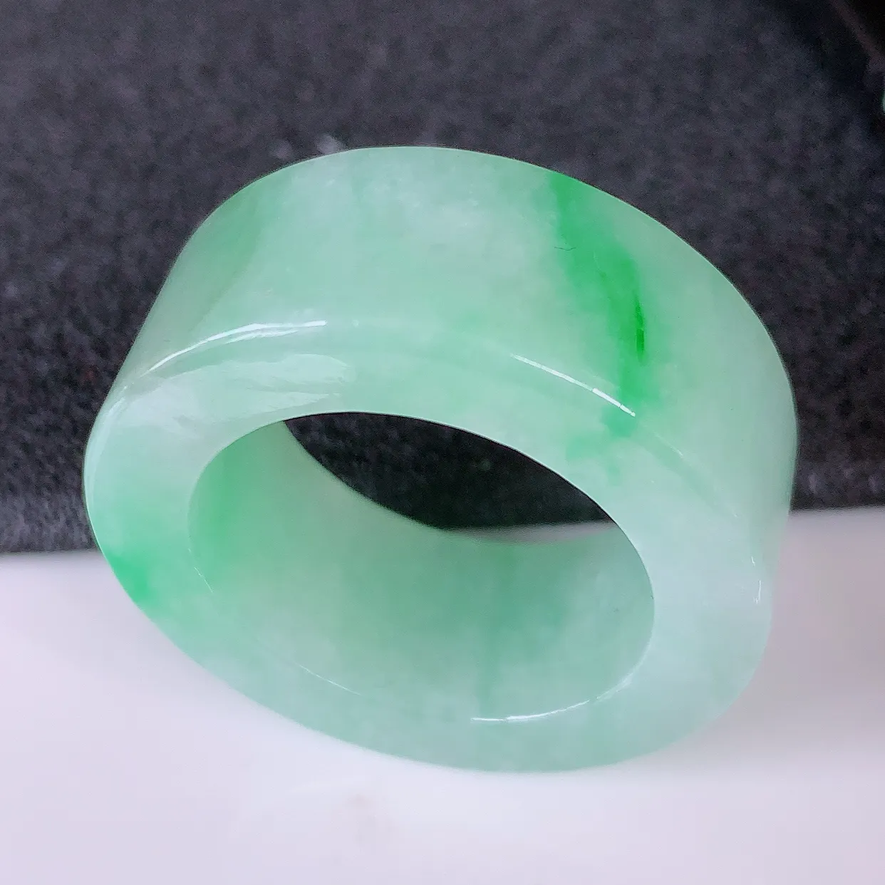 自然光实拍，22.2mm内径冰飘绿翡翠扳指，冰润指环，玉扳指，戒指，财源滚滚，玉质细腻起胶， 28圈口，种水好！#05.9尺寸22.2*12*5.2