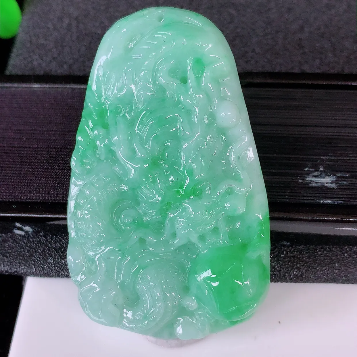 自然光实拍，精雕飘绿翡翠龙牌吊坠，龙行天下，雕工立体精湛，翡翠龙牌，种老水足，配戴霸气时尚，值得收藏!#05.9