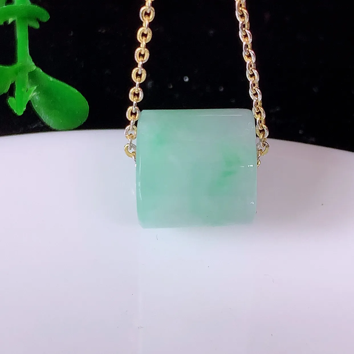 自然光实拍，冰飘绿翡翠路路通吊坠，寓意好运连连，路路畅通，经典款式，财运滚滚，路路通，佩戴效果更好！配银链子#05.9