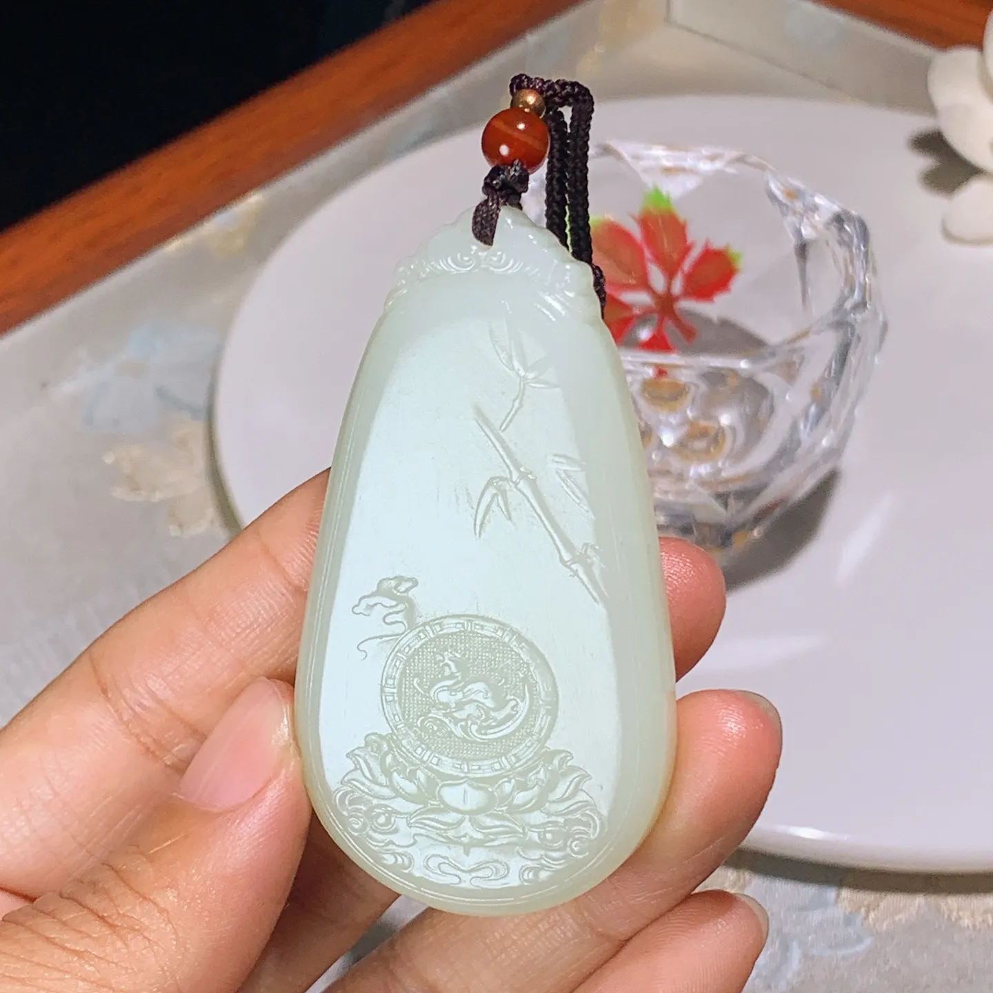 和田玉白玉坐莲观音牌子挂件。尺寸64/35/12重47克。玉质细腻油润。手推出油。佩戴高端典雅。lt251210