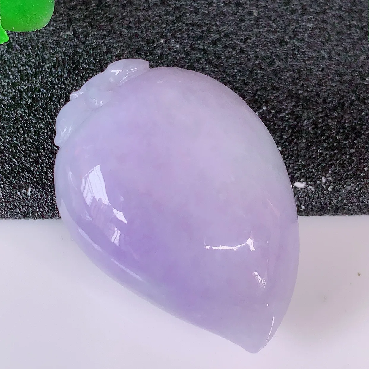 自然光实拍，冰润紫罗兰翡翠福寿桃吊坠，富贵吉祥，长命百岁，肥肥润润的福寿桃讨喜极了，造型精巧，非常别致 #05.9