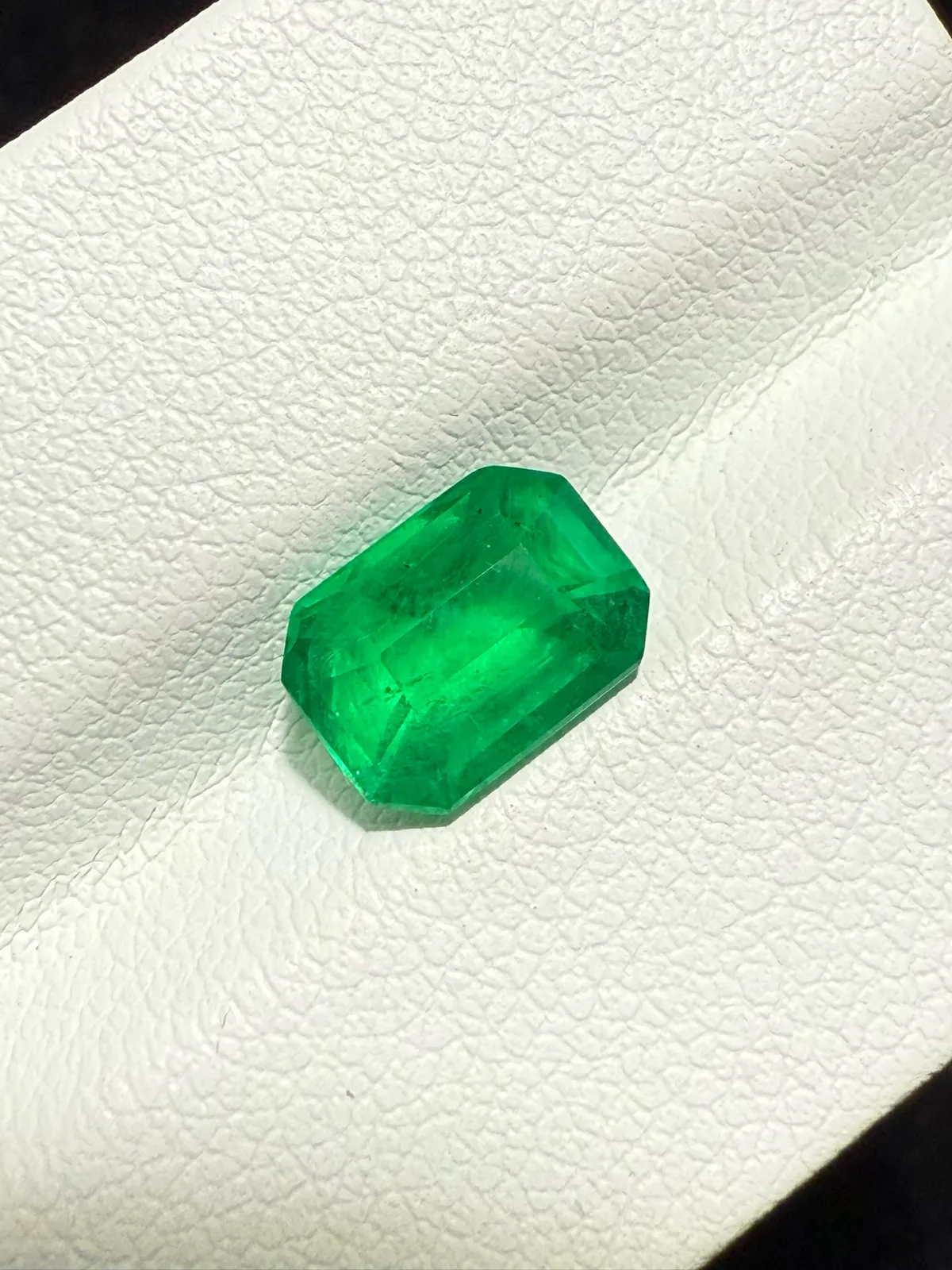 【高端珠宝】天然极美祖母绿裸石
重量: 1.59ct  规格: 8.2*6*4.6毫米
精湛切工，满