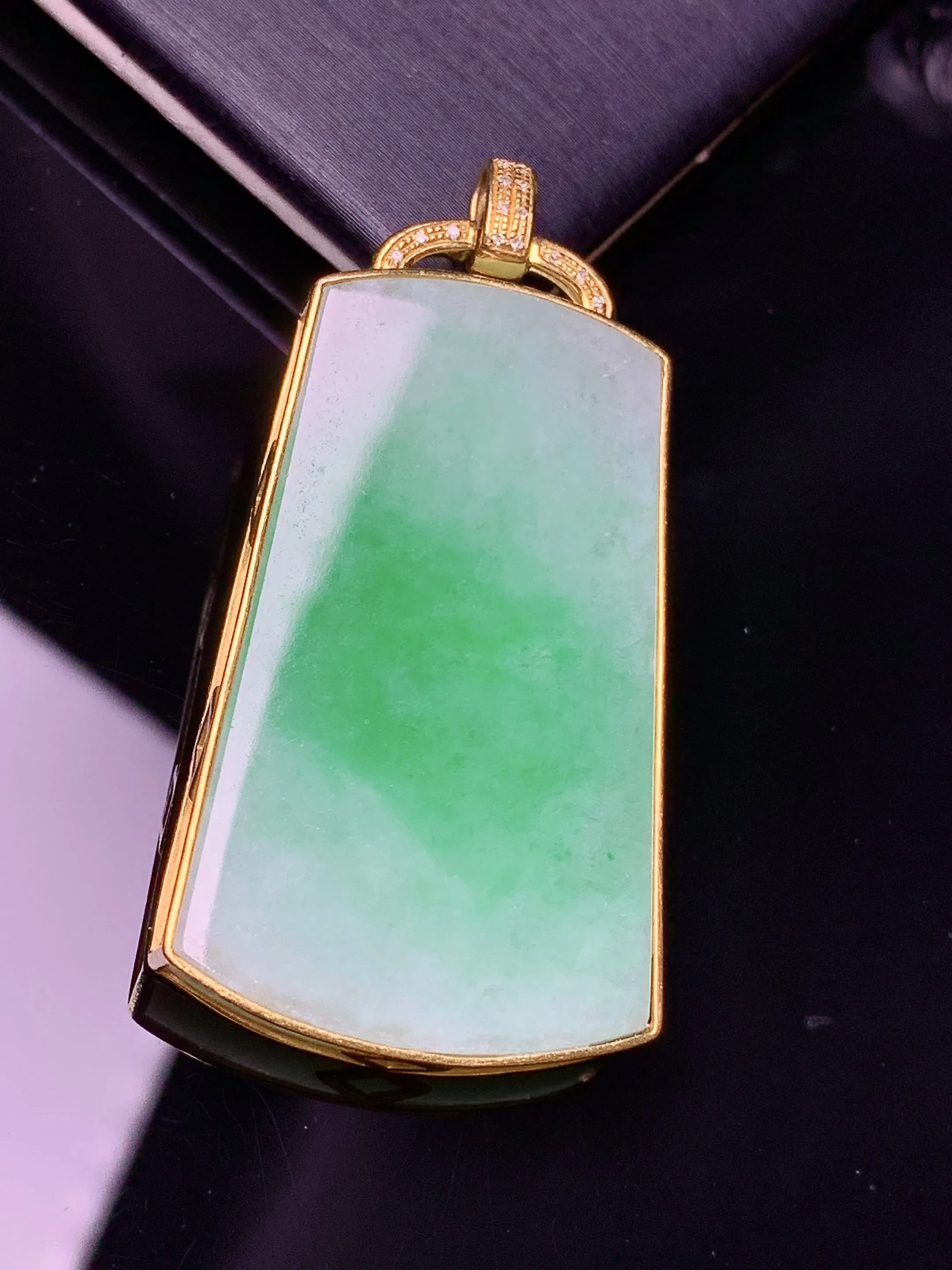 18k金钻镶嵌飘绿无事牌吊坠 玉质细腻 水润亮眼 色泽艳丽 整体尺寸47.8*24*4.8