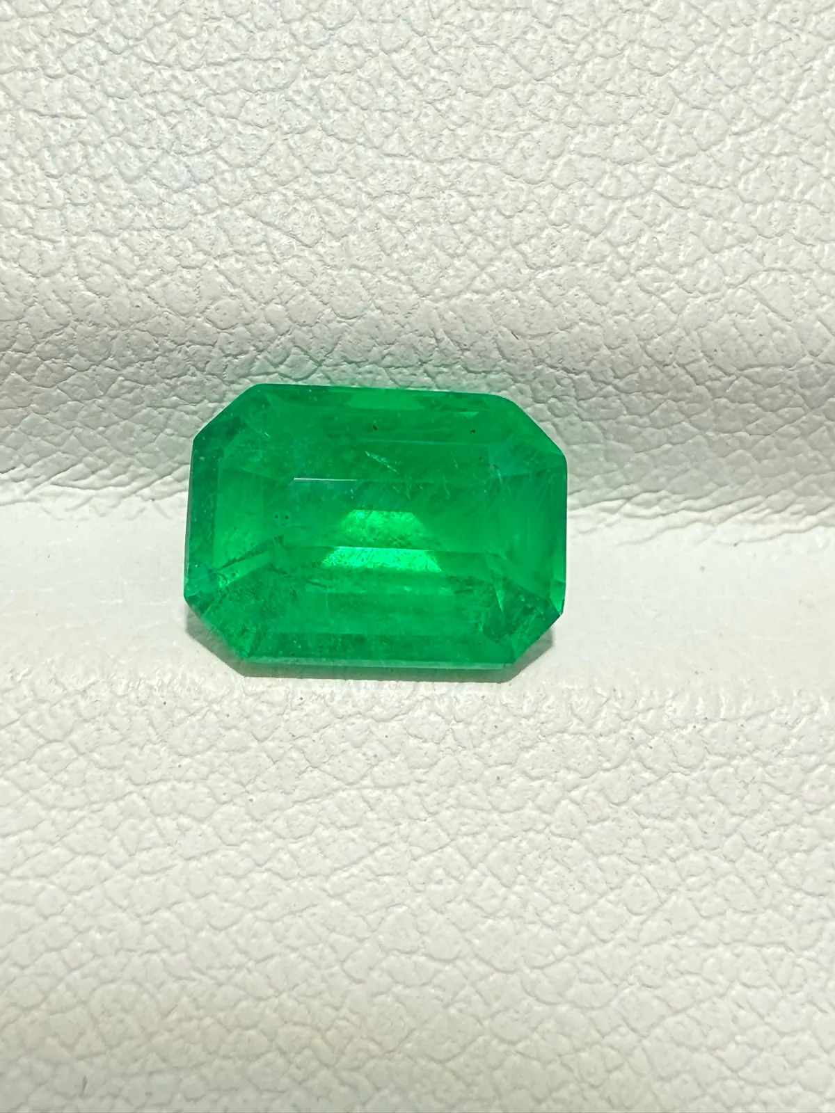 【高端珠宝】天然极美祖母绿裸石
重量: 1.59ct  规格: 8.2*6*4.6毫米
精湛切工，满身火彩
台面大，实物更美，可以代镶嵌设计。