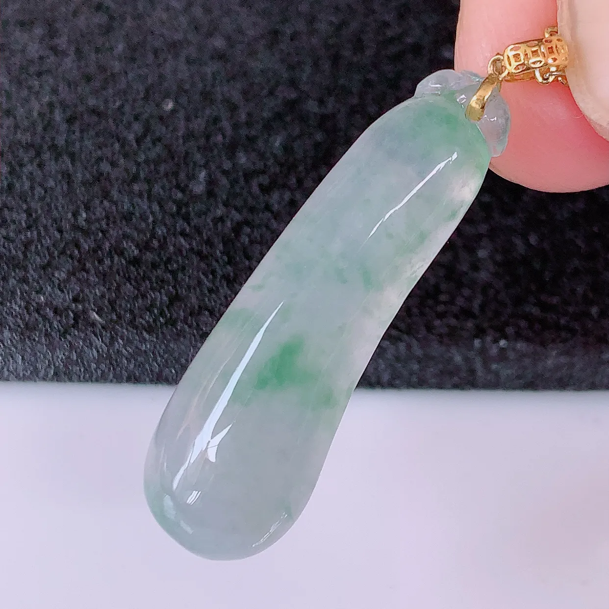 18K金镶嵌冰种飘花翡翠招财福瓜吊坠，精美饱满福瓜，种水足，形态圆润饱满，福相十足 ！#1.9