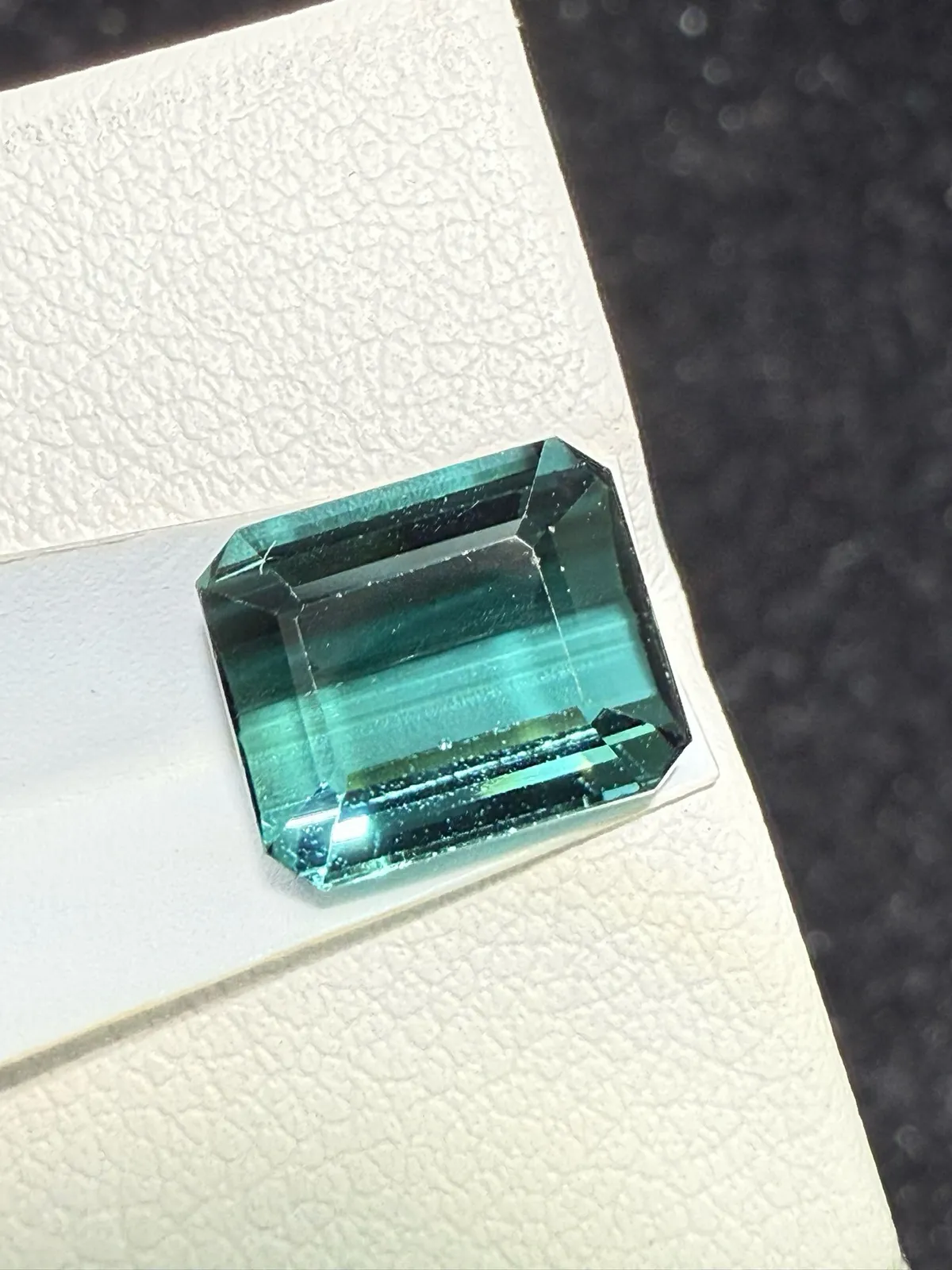 【高端珠宝】天然极美蓝碧玺裸石
重量: 3.565ct  规格: 9.2*7.8*5.2毫米
精湛切工，满身火彩
台面大，实物更美，可以代镶嵌设计。