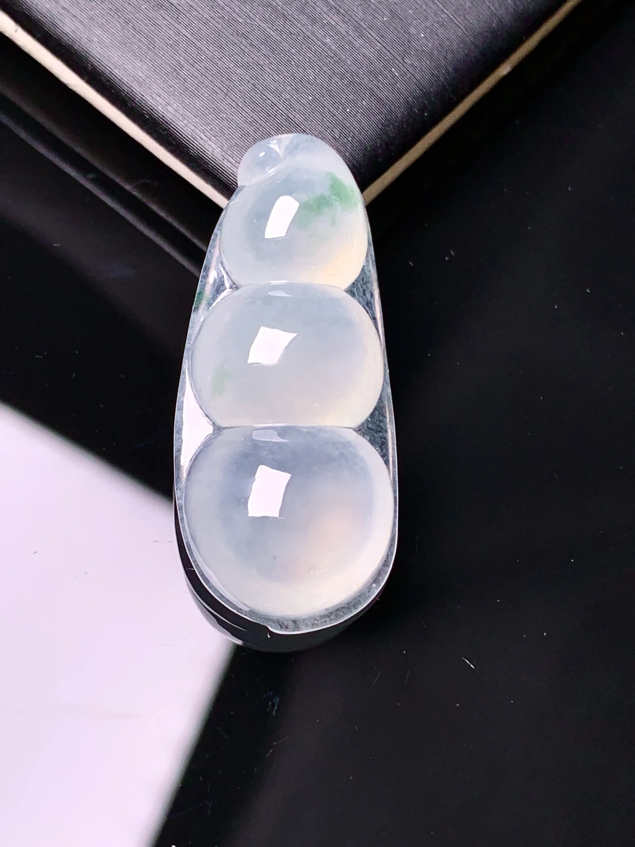 飘绿四季豆吊坠 玉质细腻 水润亮眼 色泽艳丽 整体尺寸32.5*14.2*6.8