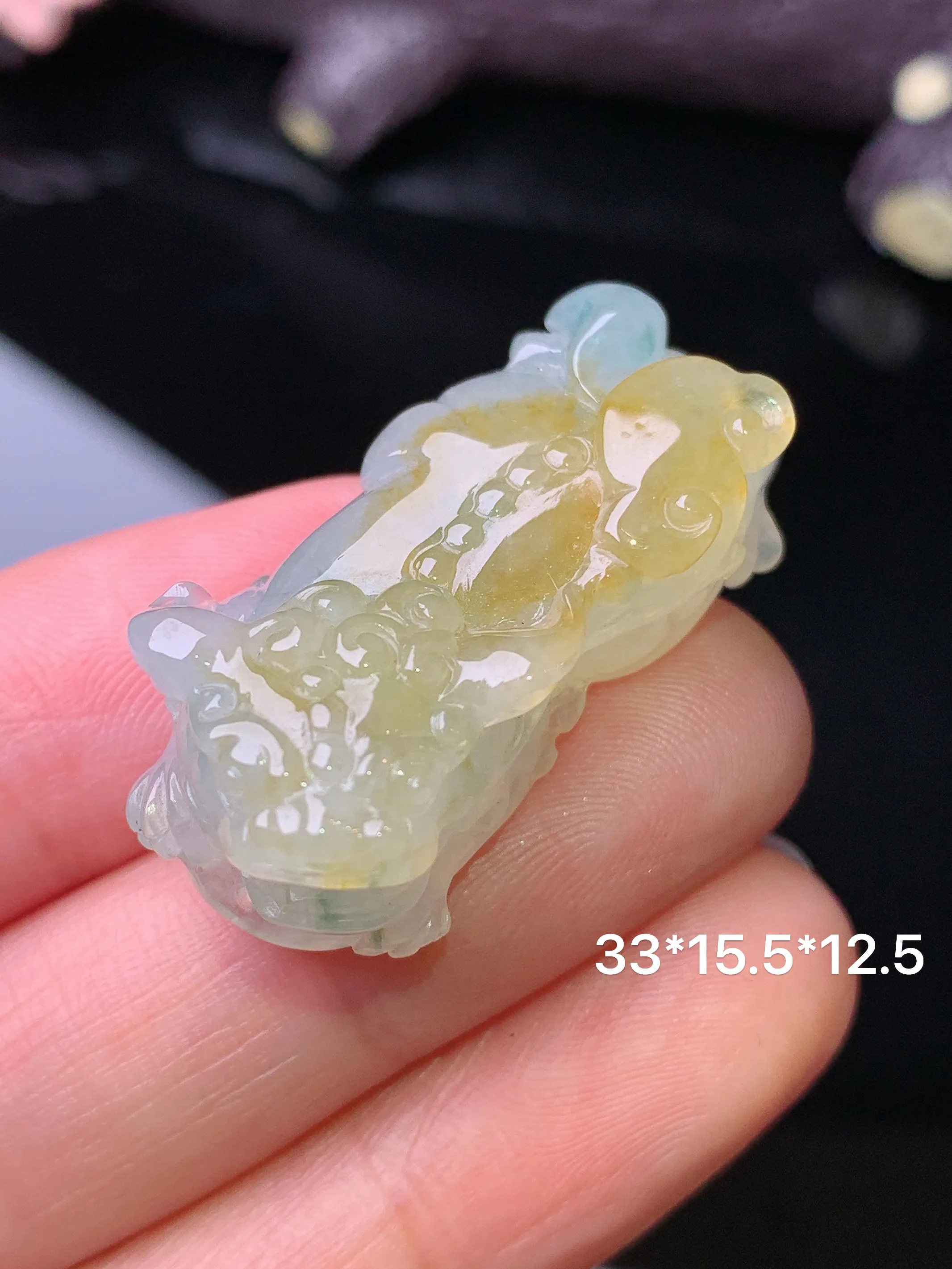 飘黄翡貔貅吊坠 玉质细腻 水润亮眼 色泽艳丽 整体尺寸33*15.5*12.5