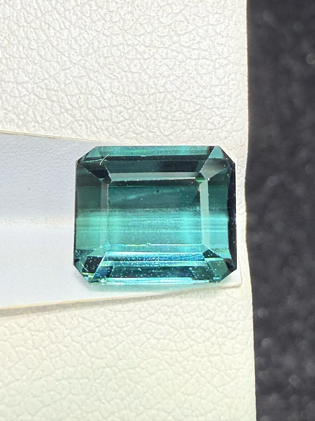 【高端珠宝】天然极美蓝碧玺裸石
重量: 3.565ct  规格: 9.2*7.8*5.2毫米
精湛切工，满身火彩
台面大，实物更美，可以代镶嵌设计。