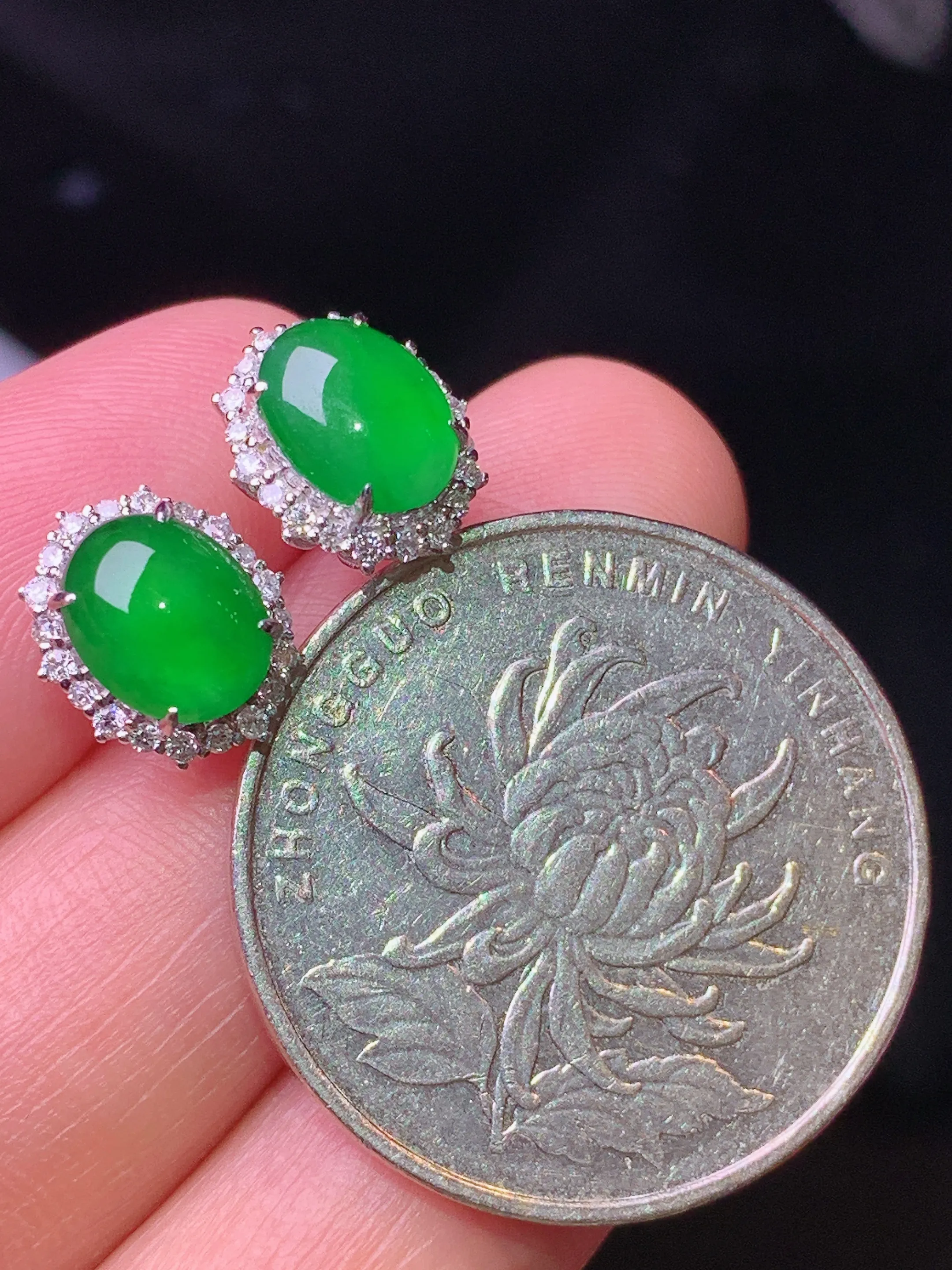 18k金钻镶嵌满绿蛋面耳钉 玉质细腻 水润亮眼 色泽艳丽 整体尺寸10.5*8.5*6.5