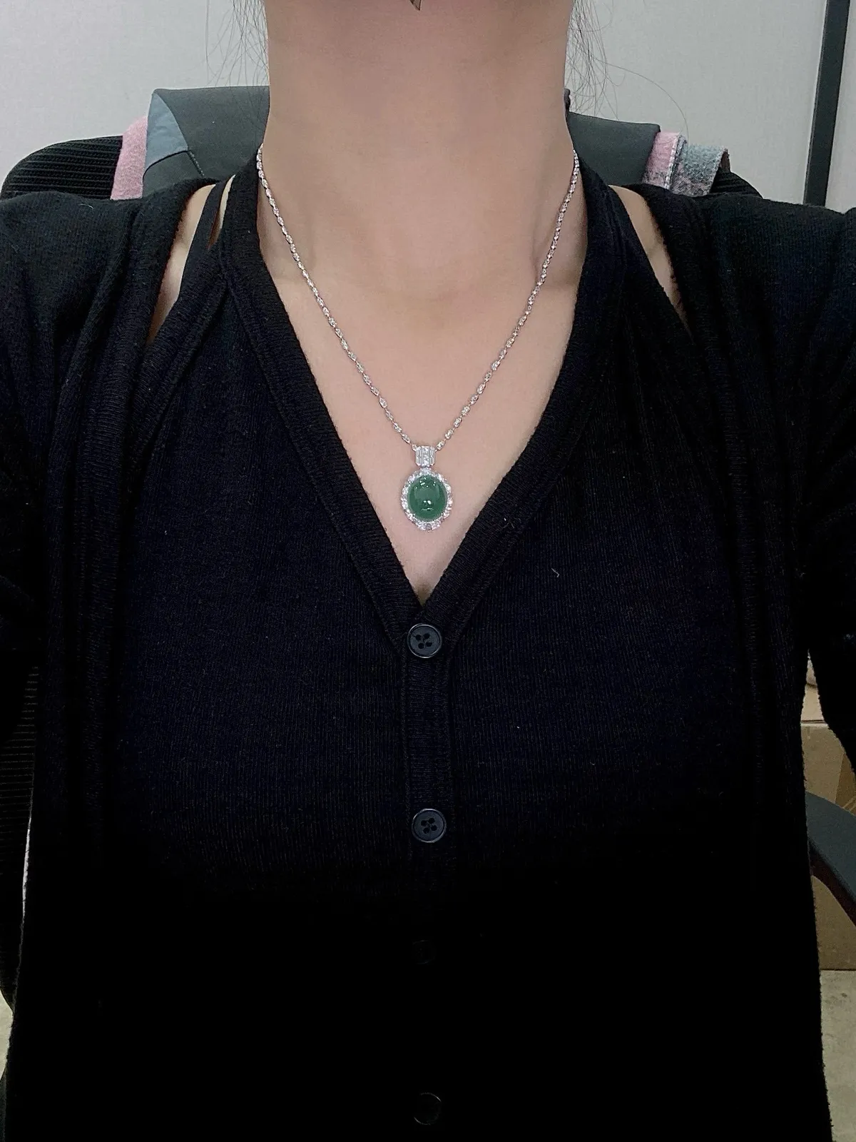 【冰种湖水绿蛋面吊坠】迷人湖水绿，形状非常饱满，冰润通透，种老起光，胶感强烈。质地细腻度均匀度很高，18K金钻精美镶嵌，裸石尺寸14.7*13*6.8毫米