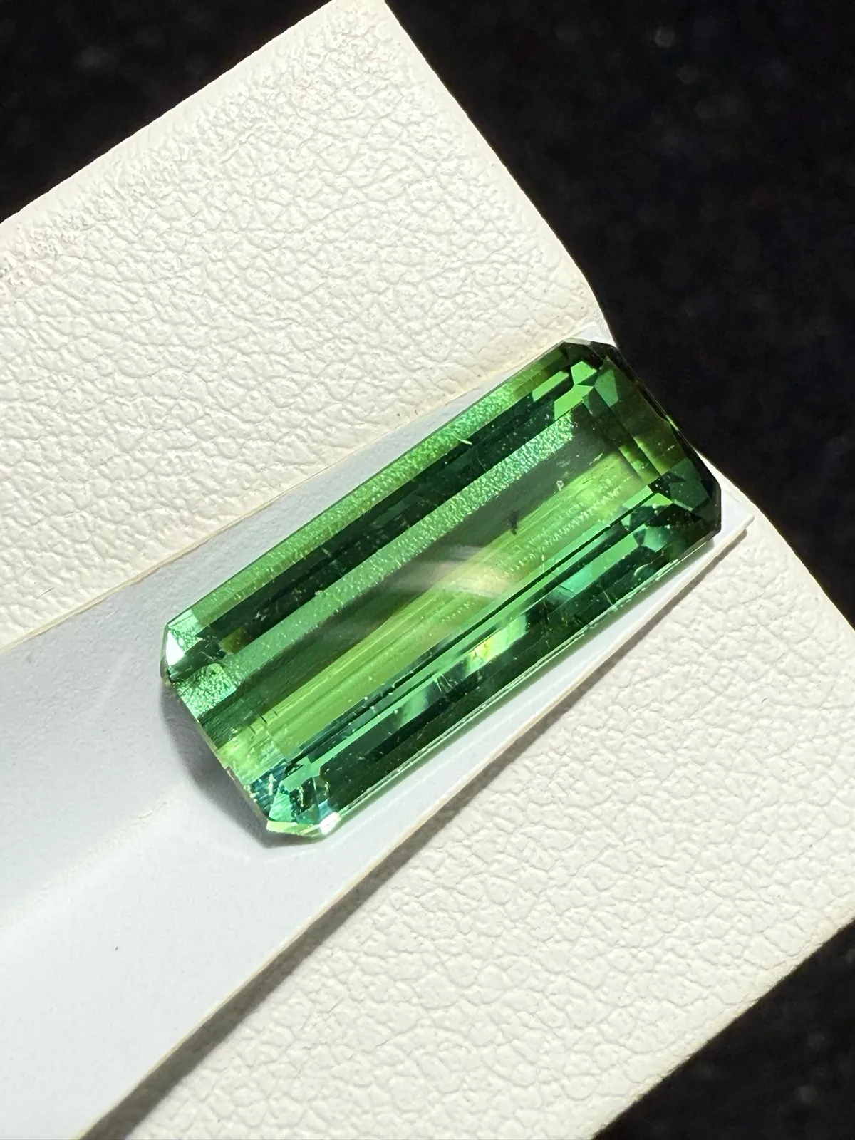 【高端珠宝】天然极美绿碧玺裸石
重量: 4.915ct  规格: 15.8*7.1*4.4毫米
精湛