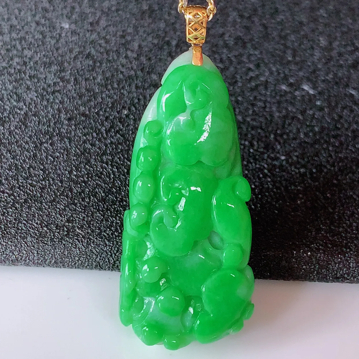 18K金镶嵌辣绿翡翠招百财白菜吊坠，百财聚来，财源滚滚，色泽鲜艳，精工水润的白菜，性价比高！#1.9整体40裸石35*15.5*9.5