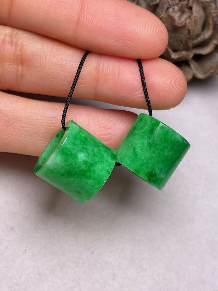 冰糯种辣色【路路通】吊坠，种水好，玉质细腻 ，卖相好.