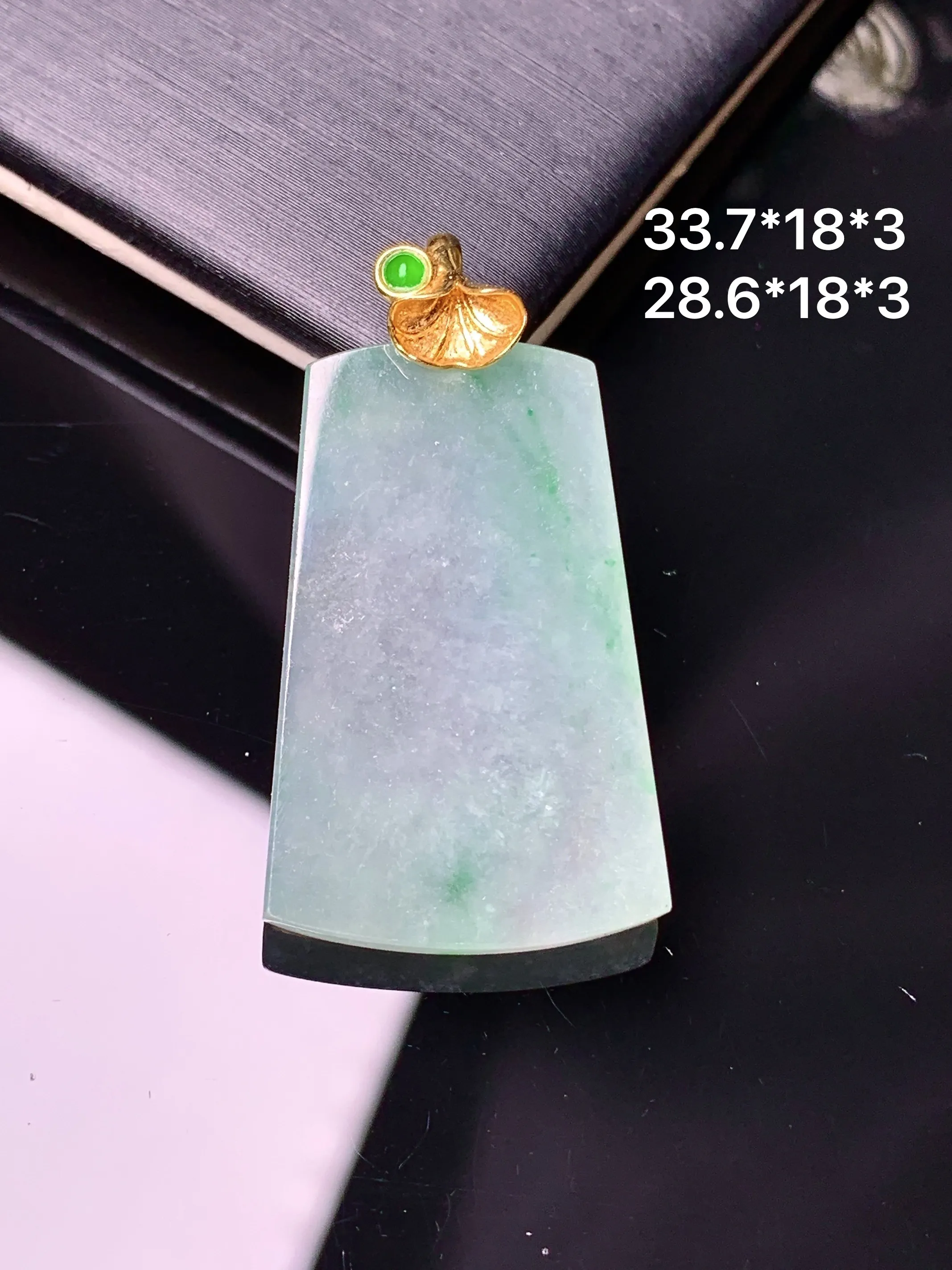 18k金镶嵌飘绿无事牌吊坠 玉质细腻 水润亮眼 色泽艳丽 整体尺寸33.7*18*3