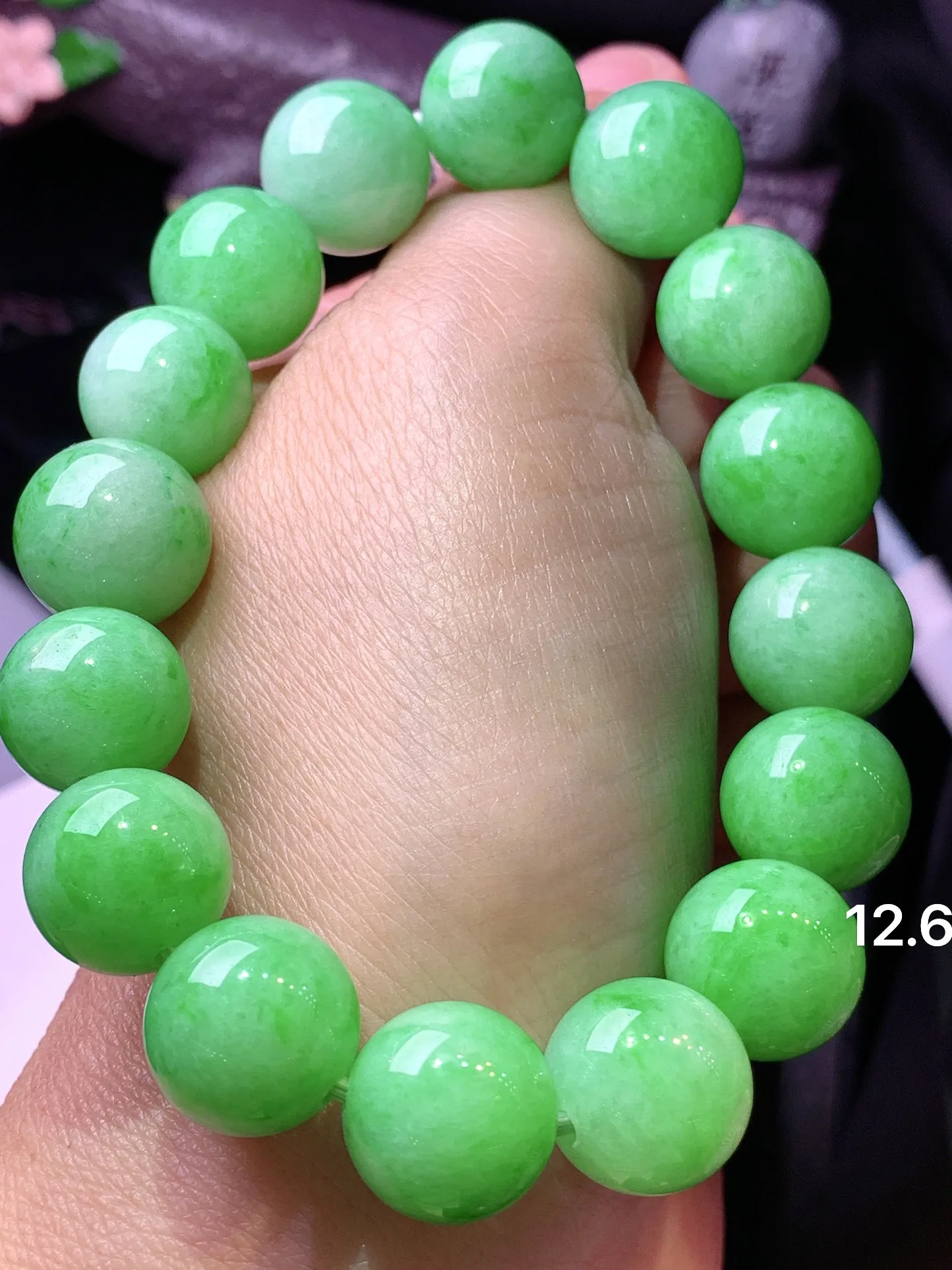 果绿圆珠手链 玉质细腻 水润亮眼 色泽艳丽 整体尺寸12.6
