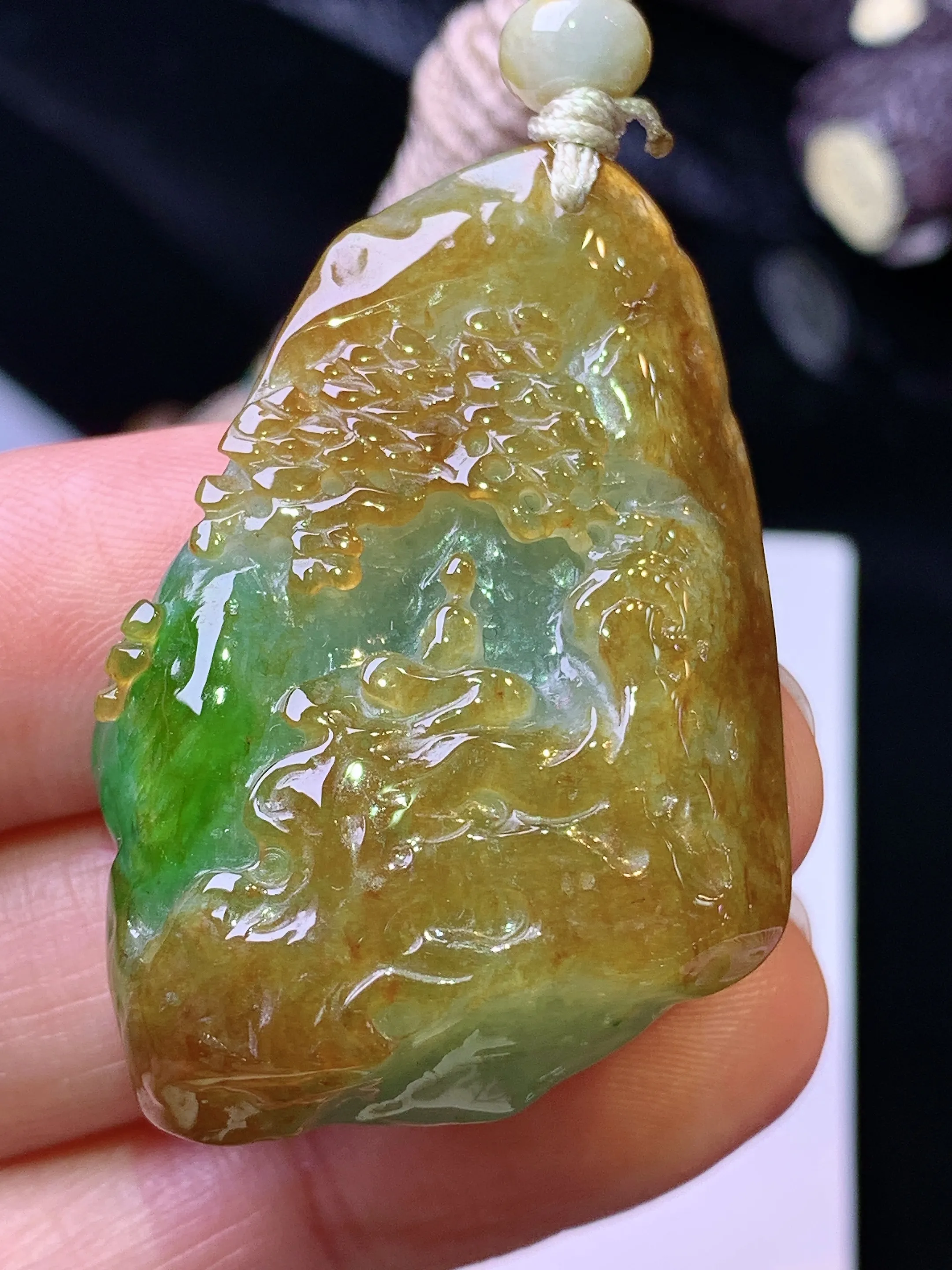 飘黄绿悟道吊坠 玉质细腻 水润亮眼 色泽艳丽 整体尺寸40.6*27.3*11.2