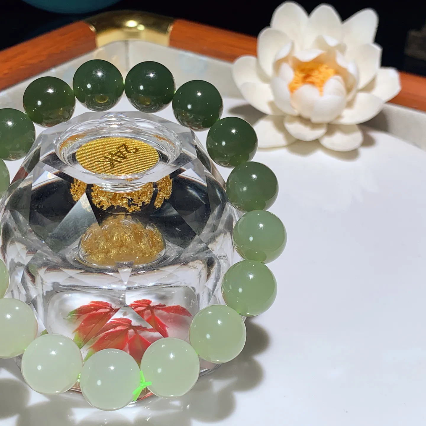 和田玉湖水绿渐变圆珠手串。单颗尺寸12。玉质细腻油润。手推出油。佩戴高端典雅。lt251210