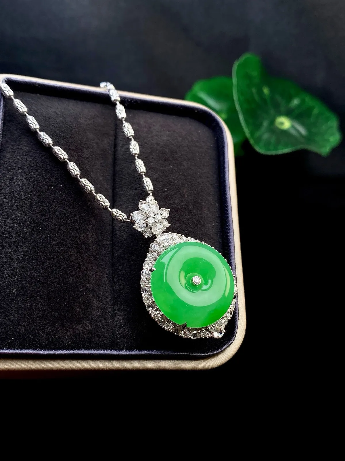 【冰种满绿平安扣】质地非常细腻，冰润十足，种老冰透，18k金钻镶嵌，裸石尺寸17.2*3.5毫米，收