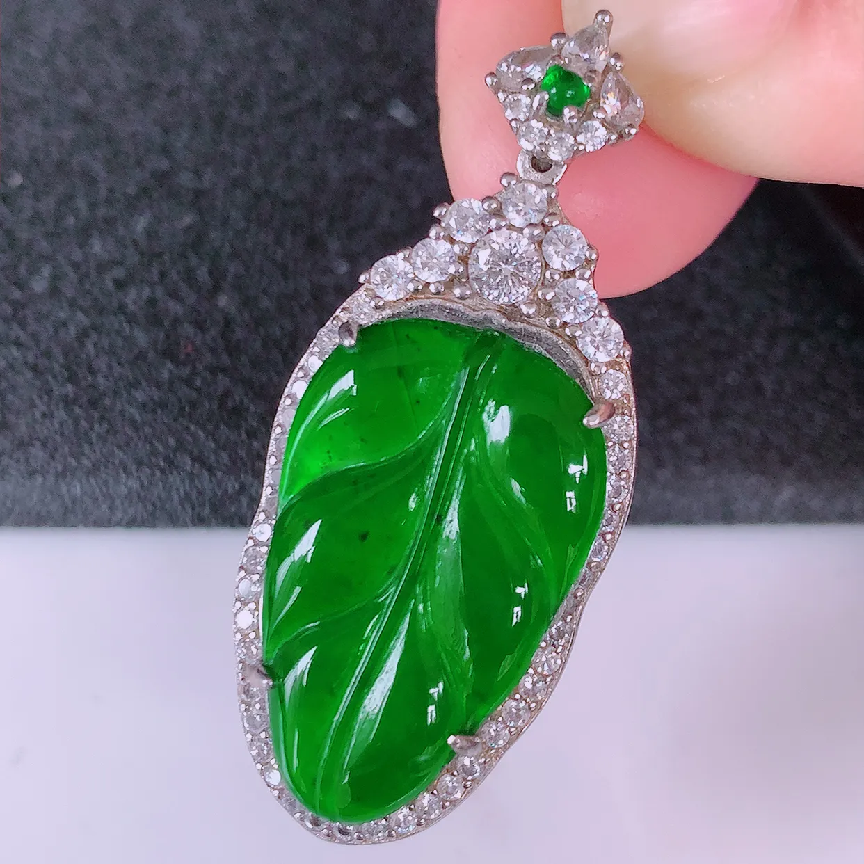 冰透满绿翡翠925银镶嵌叶子吊坠，自然光实拍，翠色灵动，颜色漂亮，种老水足，品相佳，佩戴佳品！#97