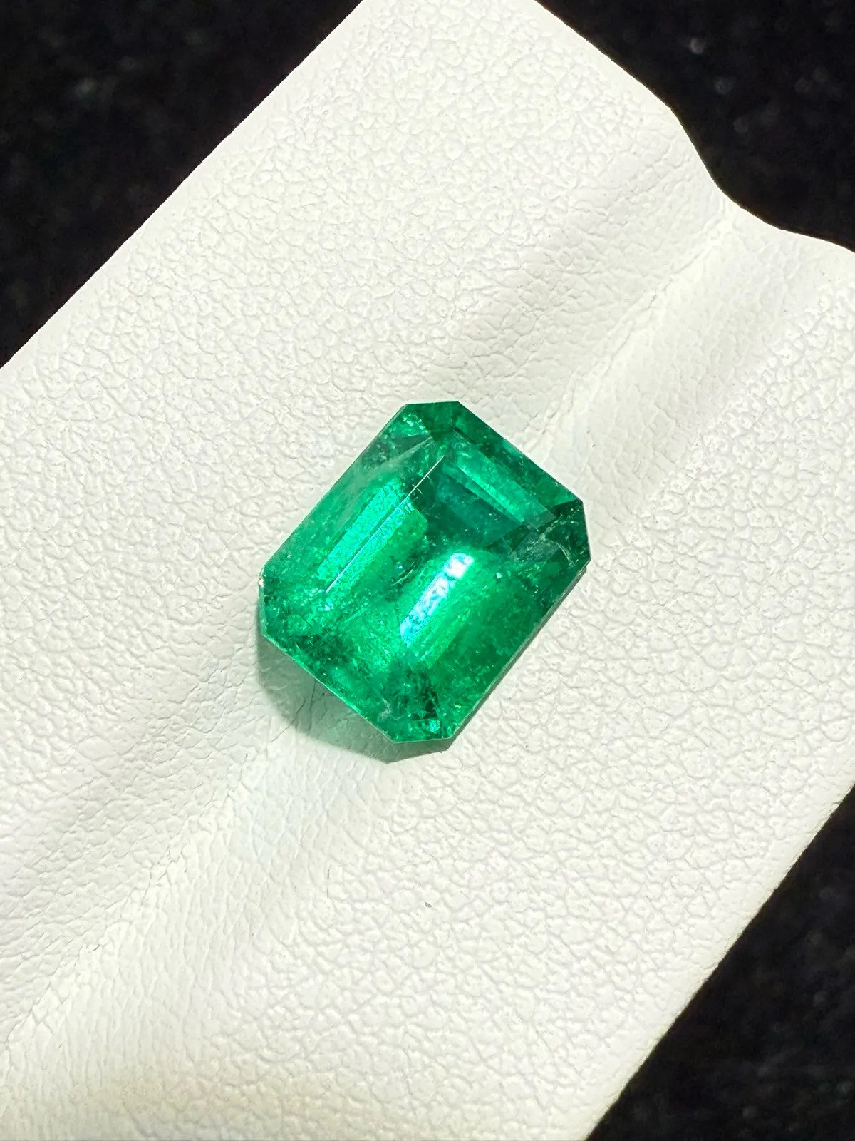 【高端珠宝】天然极美极微油沃顿绿祖母绿裸石
重量: 2.89ct  规格: 10.1*8*5.5毫米