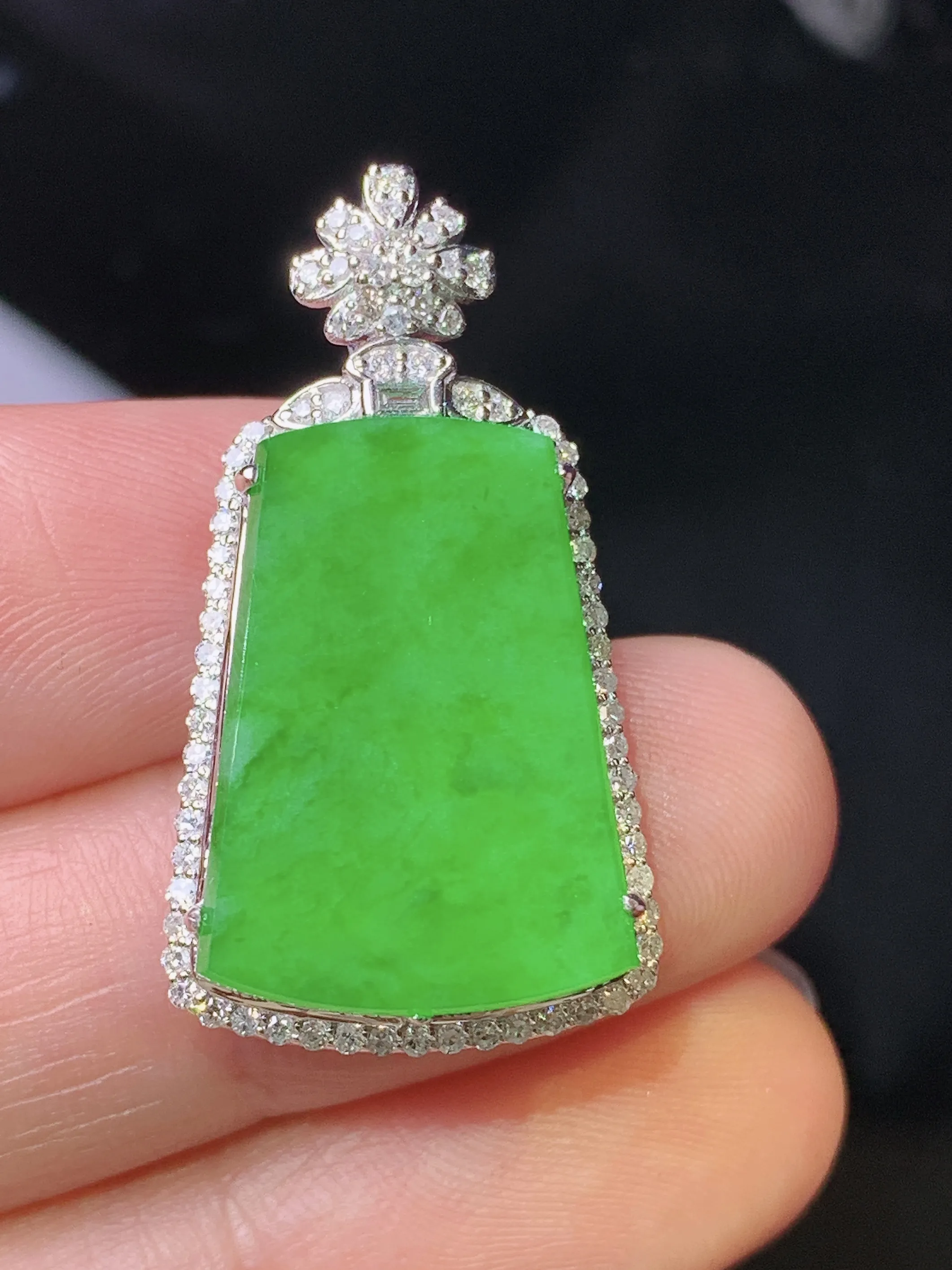 18k金钻镶嵌满绿无事牌吊坠 玉质细腻 水润亮眼 色泽艳丽 整体尺寸30.3*16.7*7.5