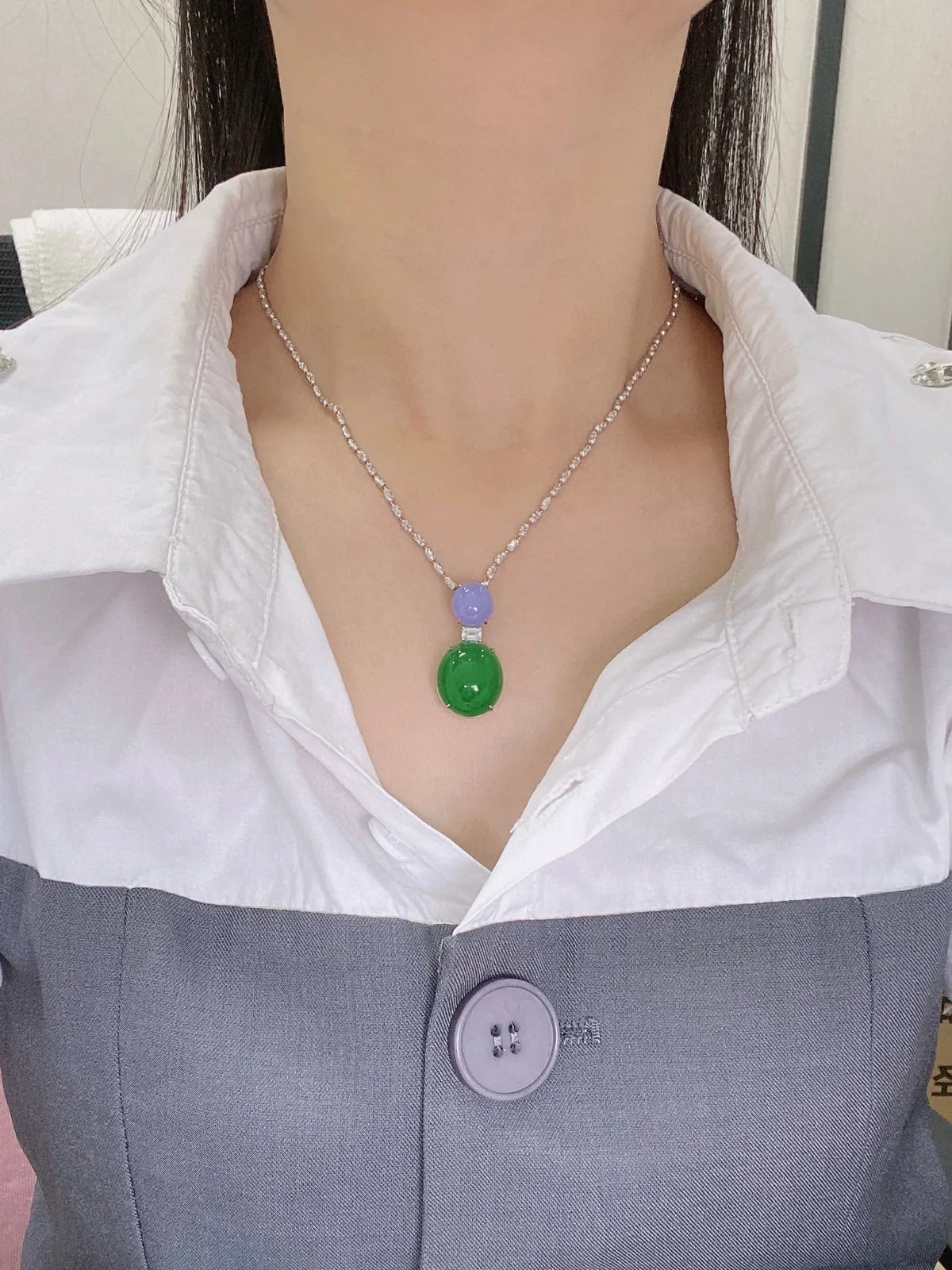 【冰种满绿蛋面吊坠】质地细腻，种水上乘，通透闪亮，晶莹剔透。18K金钻精美镶嵌，裸石尺寸10.4*9.7*4.6毫米