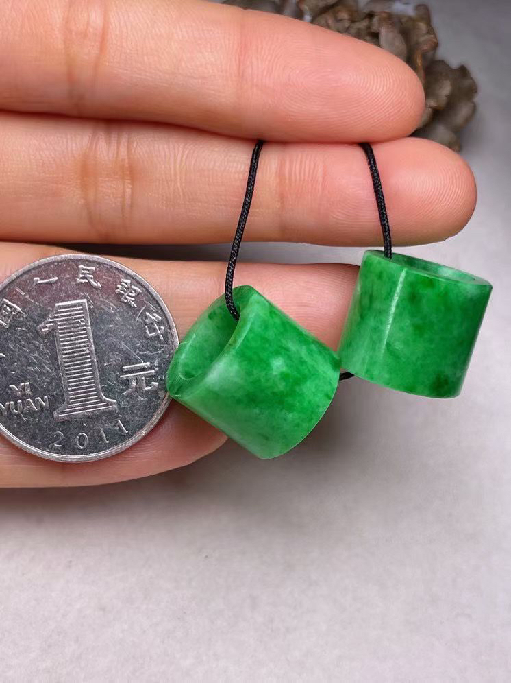 冰糯种辣色【路路通】吊坠，种水好，玉质细腻 ，卖相好.