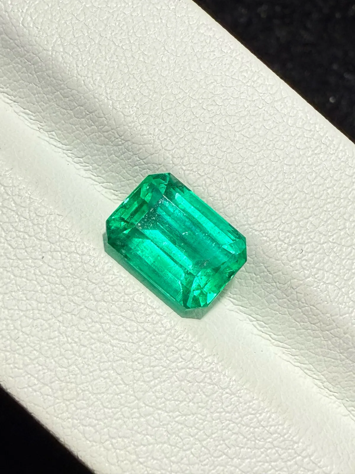 【高端珠宝】天然极美油祖母绿裸石
重量: 2.89ct  规格: 9.4*6.8*5.7毫米
精湛切工，满身火彩
台面大，实物更美，可以代镶嵌设计。
