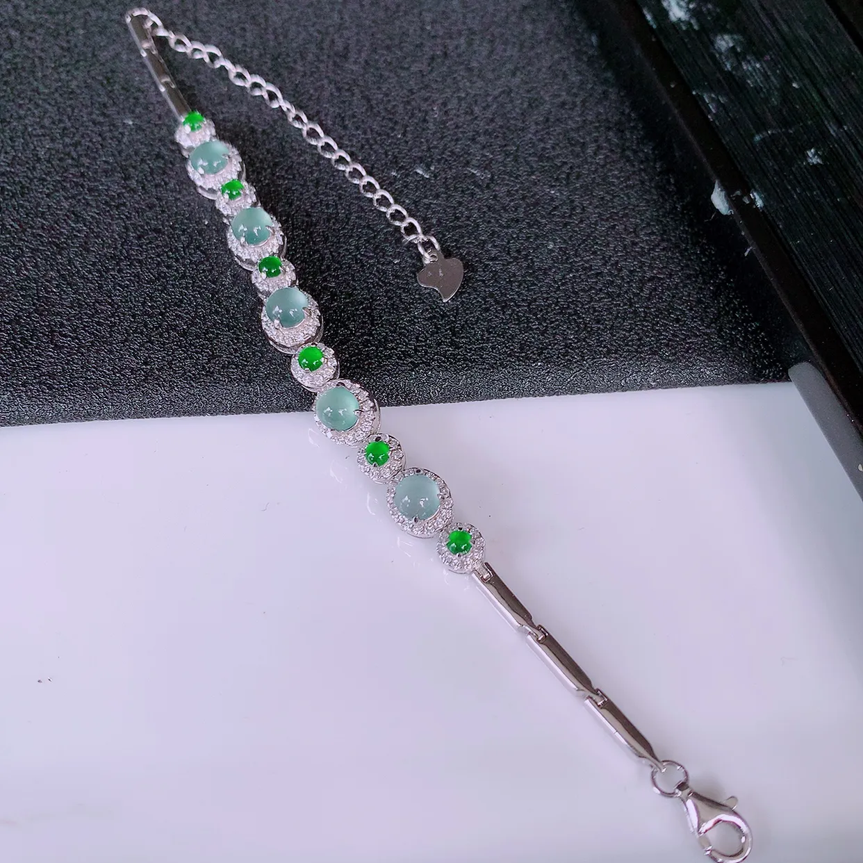 冰透满绿翡翠925银镶嵌手链，自然光实拍，翠色灵动，颜色漂亮，种老水足，品相佳，佩戴佳品！#97.9取一整体6.5*7.5*6.2裸石4.5*4.5
