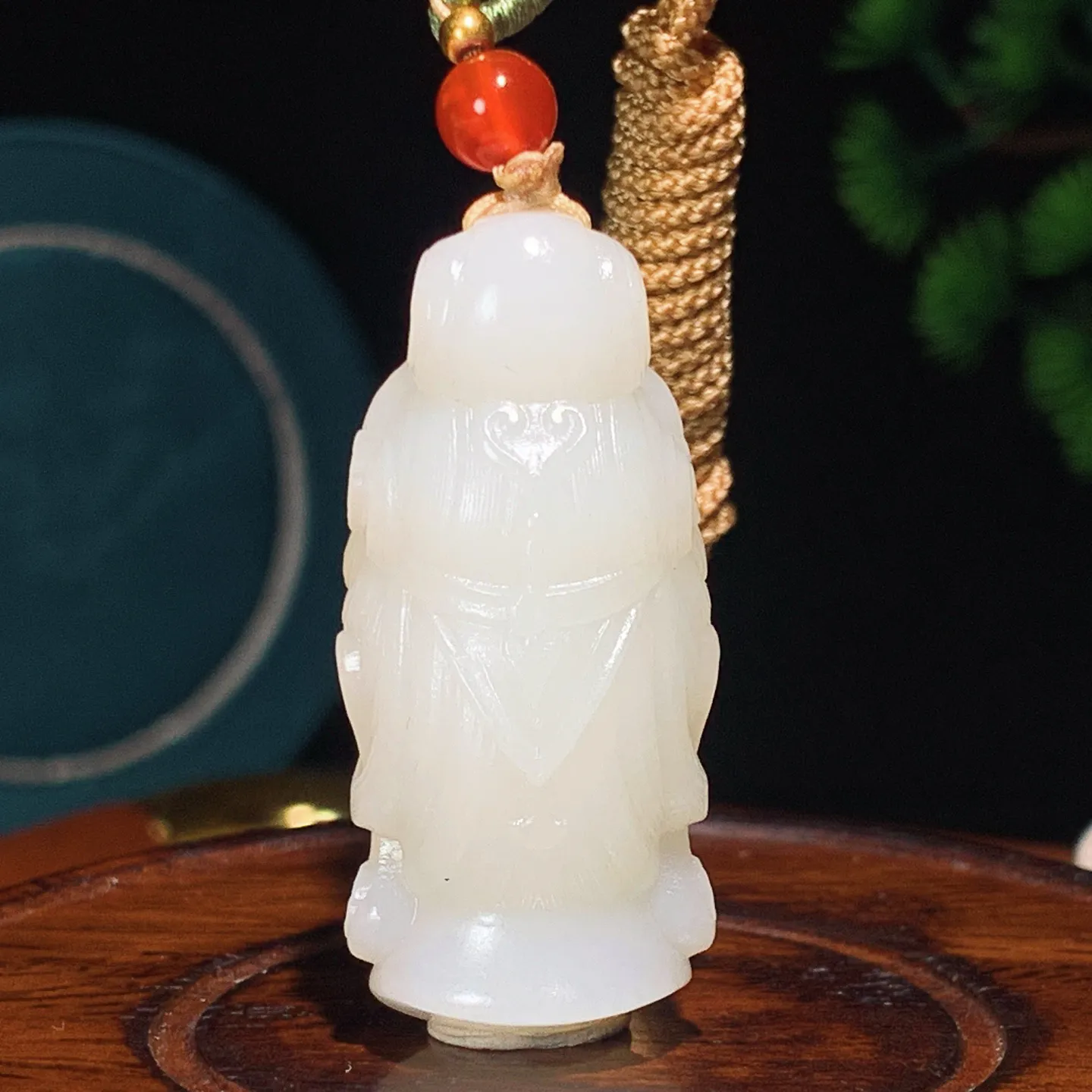 和田玉白玉观音头挂件。尺寸44/19/20重24克。玉质细腻油润。手推出油。佩戴高端典雅。lt251210