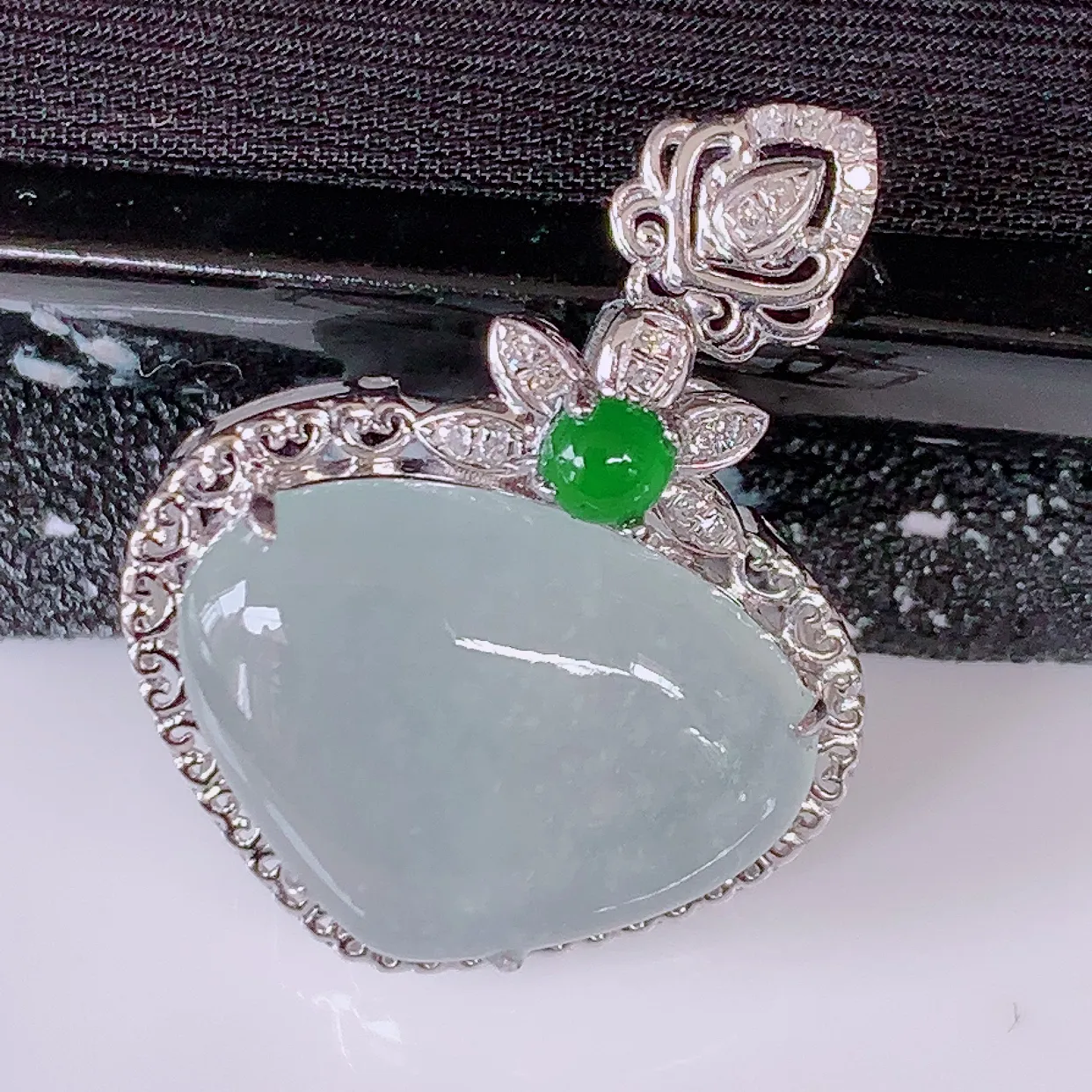 自然光实拍，18k金镶嵌冰透翡翠爱心吊坠，冰胶饱满，起荧光，造型精美别致，送礼或自留佳选！#00.9整体25.5*19*7.8裸石16*12