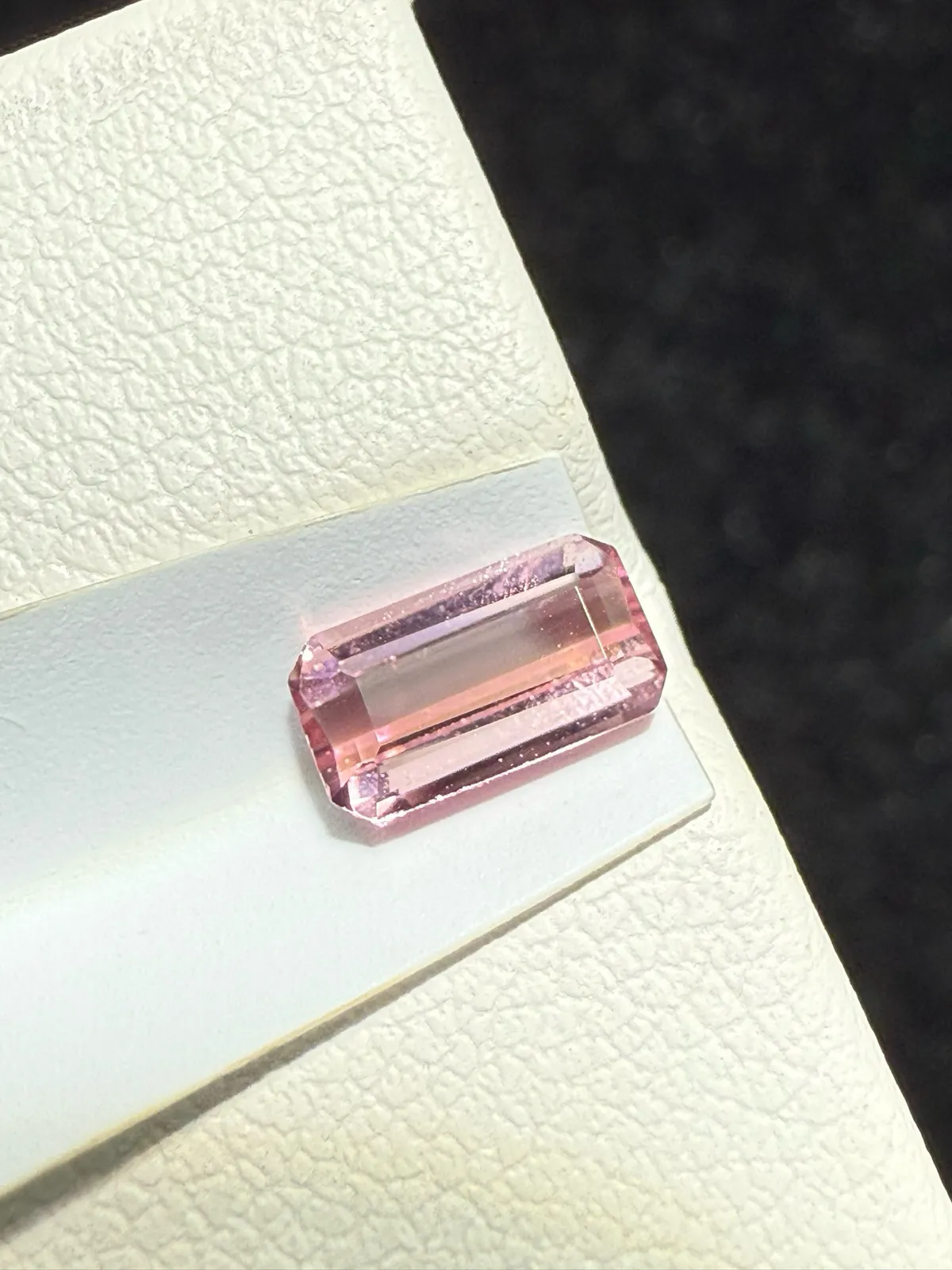 【高端珠宝】天然极美红碧玺裸石
重量: 0.685ct  规格: 7*3.9*2.6毫米
精湛切工，满身火彩
台面大，实物更美，可以代镶嵌设计。