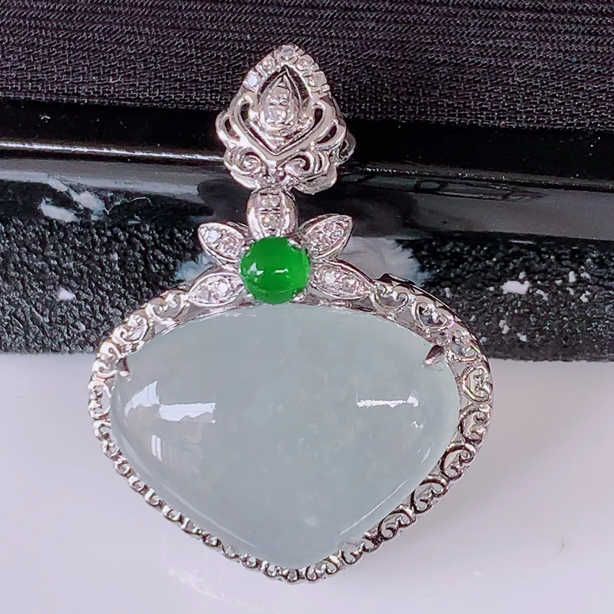 自然光实拍，18k金镶嵌冰透翡翠爱心吊坠，冰胶饱满，起荧光，造型精美别致，送礼或自留佳选！#00.9整体25.5*19*7.8裸石16*12