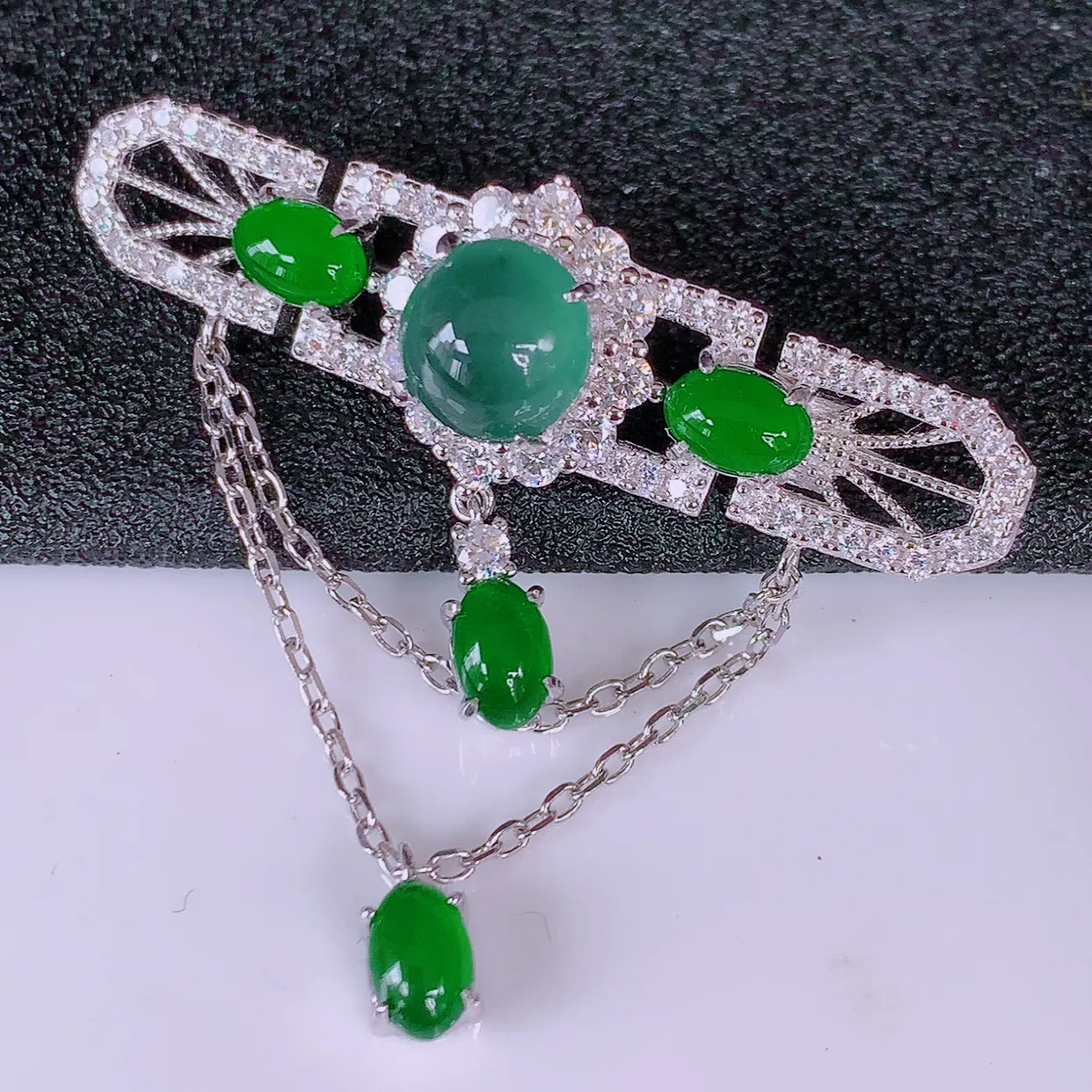 冰透满绿翡翠925银镶嵌胸针，自然光实拍，翠色灵动，颜色漂亮，种老水足，品相佳，佩戴佳品！#97.9整体42.5*38.5*13裸石8*8