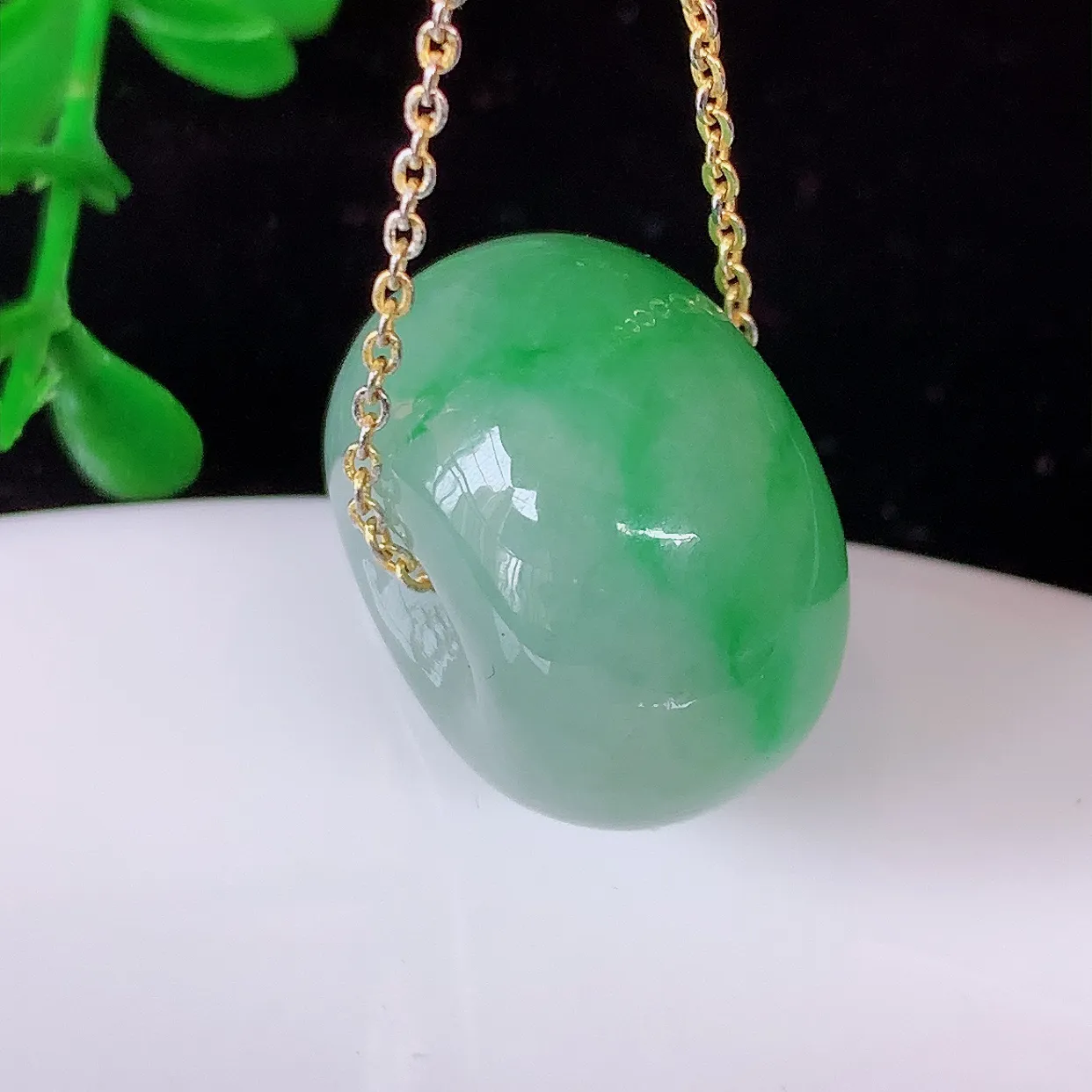 自然光实拍，冰润飘绿翡翠路路通吊坠，寓意好运连连，路路畅通，经典款式，财运滚滚，路路通，佩戴效果更好！配银链子#05.9