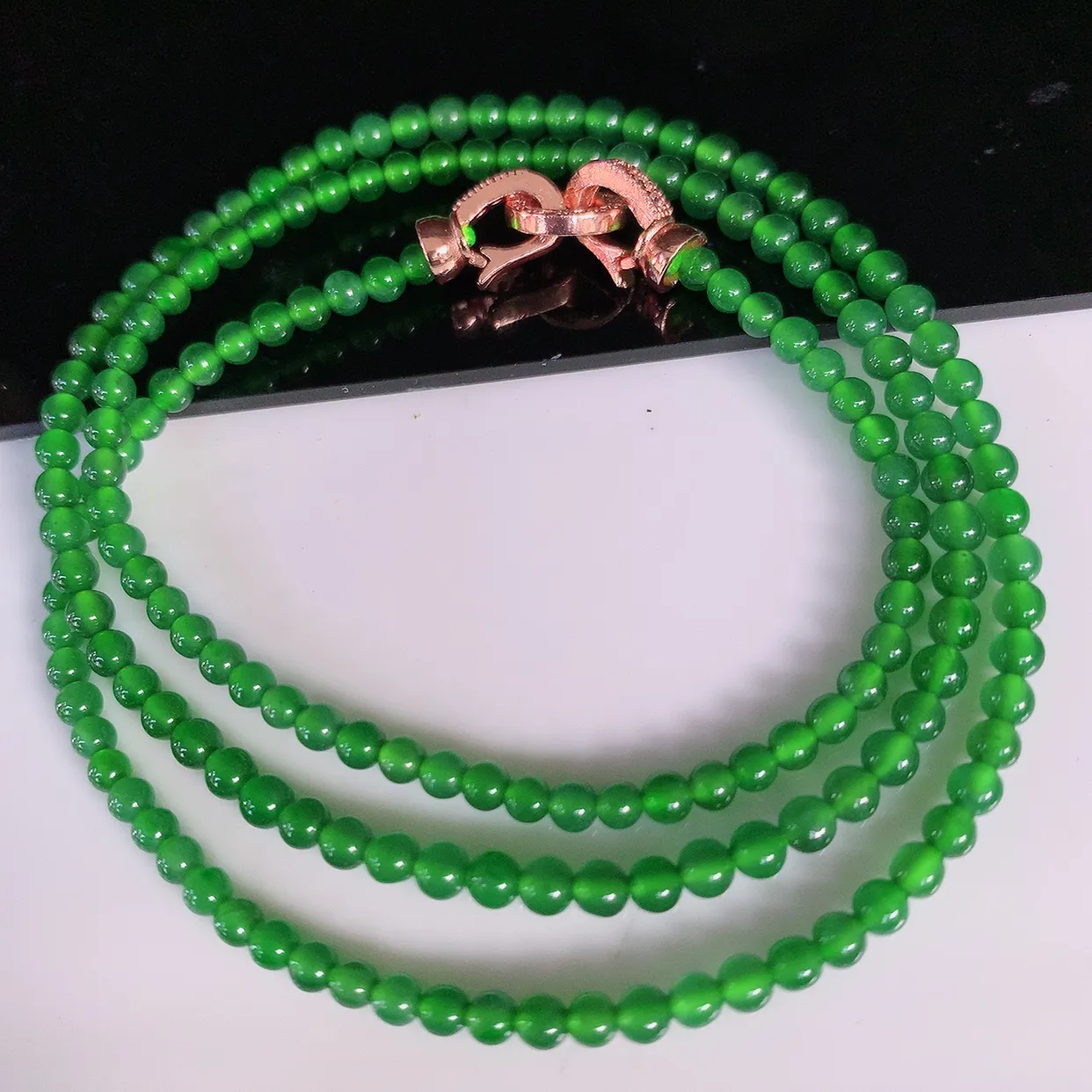 自然光实拍，冰种满绿翡翠圆珠项链  翡翠珠链 玉质细腻  冰清玉润  颜色漂亮  #001.1取一尺寸3.5mm