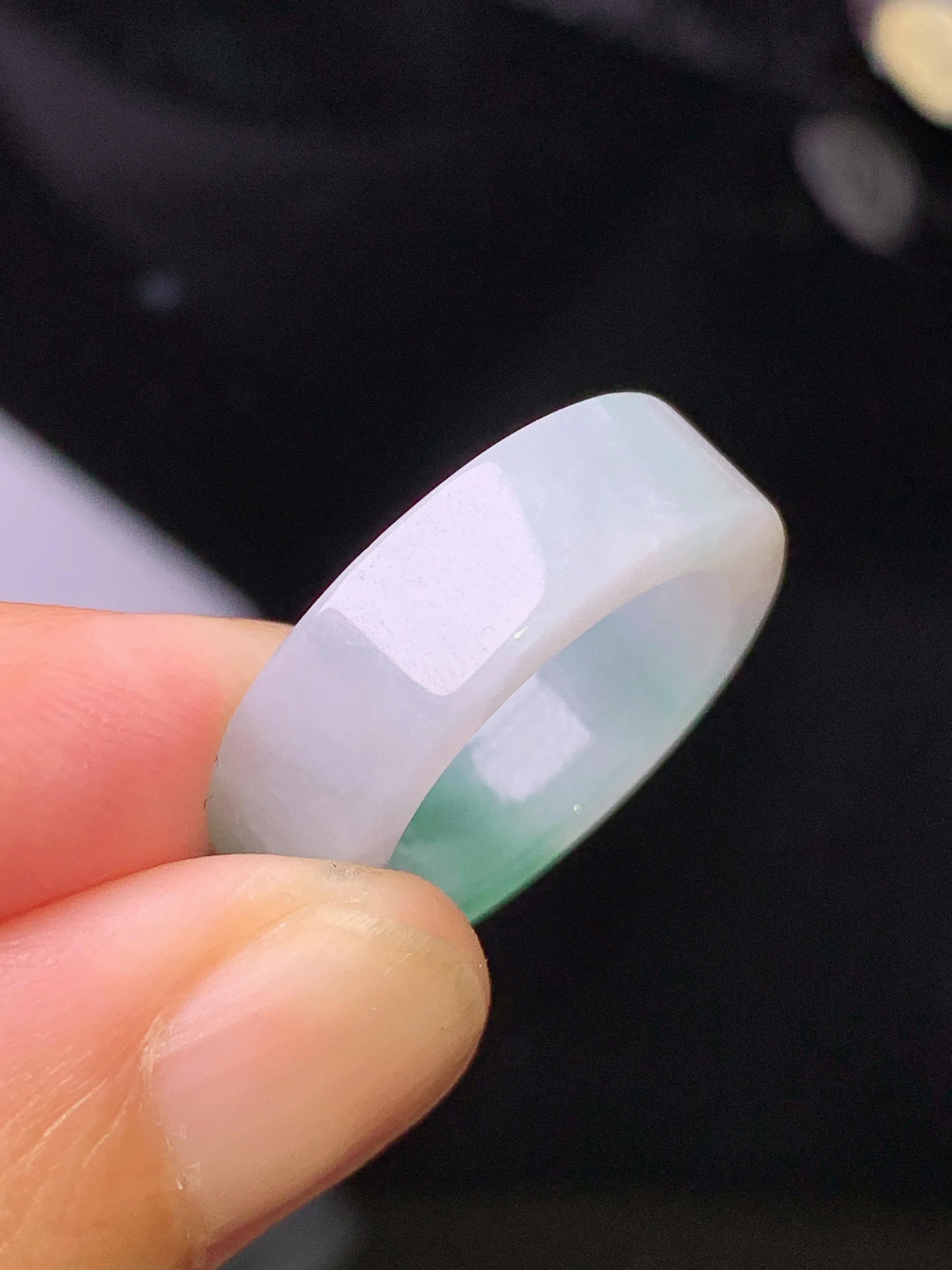 飘绿指环 玉质细腻 水润亮眼 色泽艳丽 圈口11.5 整体尺寸22.6*6.2*3.2