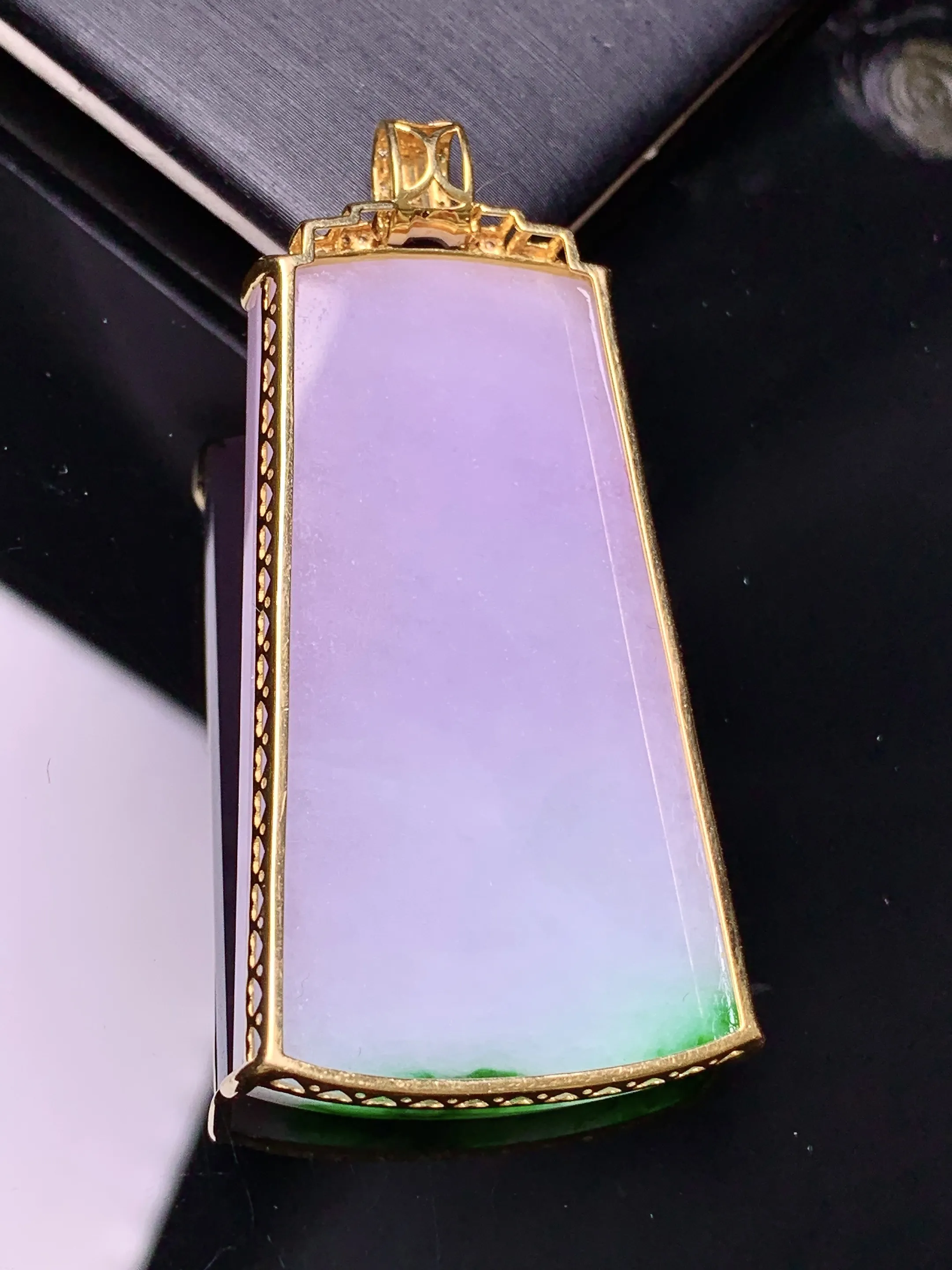 18k金钻镶嵌淡紫罗兰飘绿无事牌吊坠 玉质细腻 水润亮眼 色泽艳丽 整体尺寸53*25*6.5