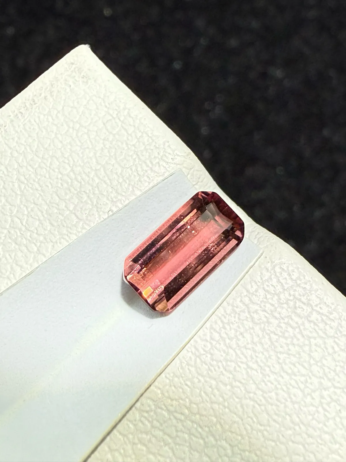 【高端珠宝】天然极美红碧玺裸石
重量: 0.99ct  规格: 7.7*4.1*3.3毫米
精湛切工