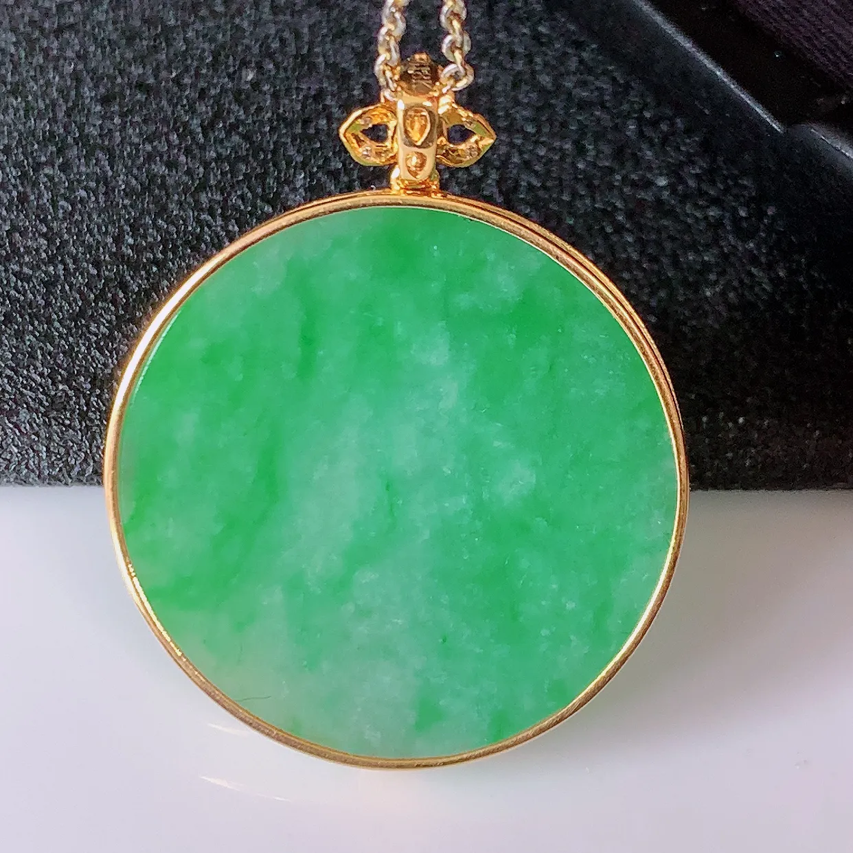 18K金镶嵌冰润飘绿翡翠平安无事牌吊坠，翡翠圆无事牌，平平安安，无事牌翠色灵动，佩戴平安时尚！#00.9整体32*26.5*5.2裸石25.5*25.5