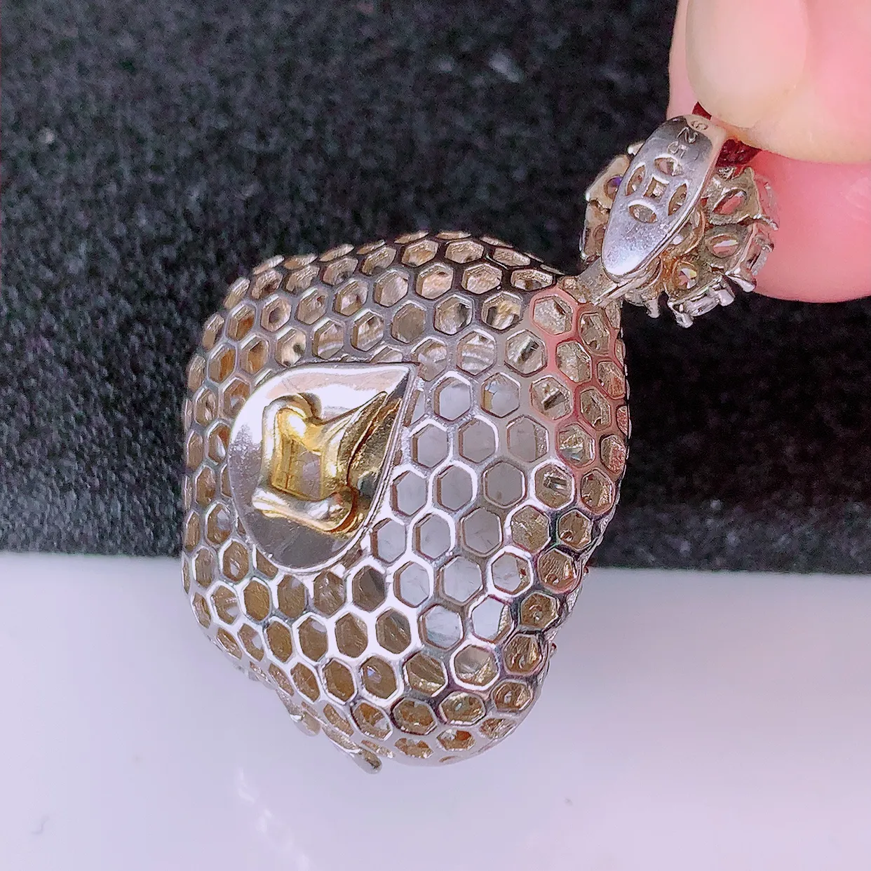 冰透满绿翡翠925银镶嵌佛公吊坠，自然光实拍，翠色灵动，颜色漂亮，种老水足，品相佳，佩戴佳品！#97.9整体34.2*26.5*13 裸石20*15.5