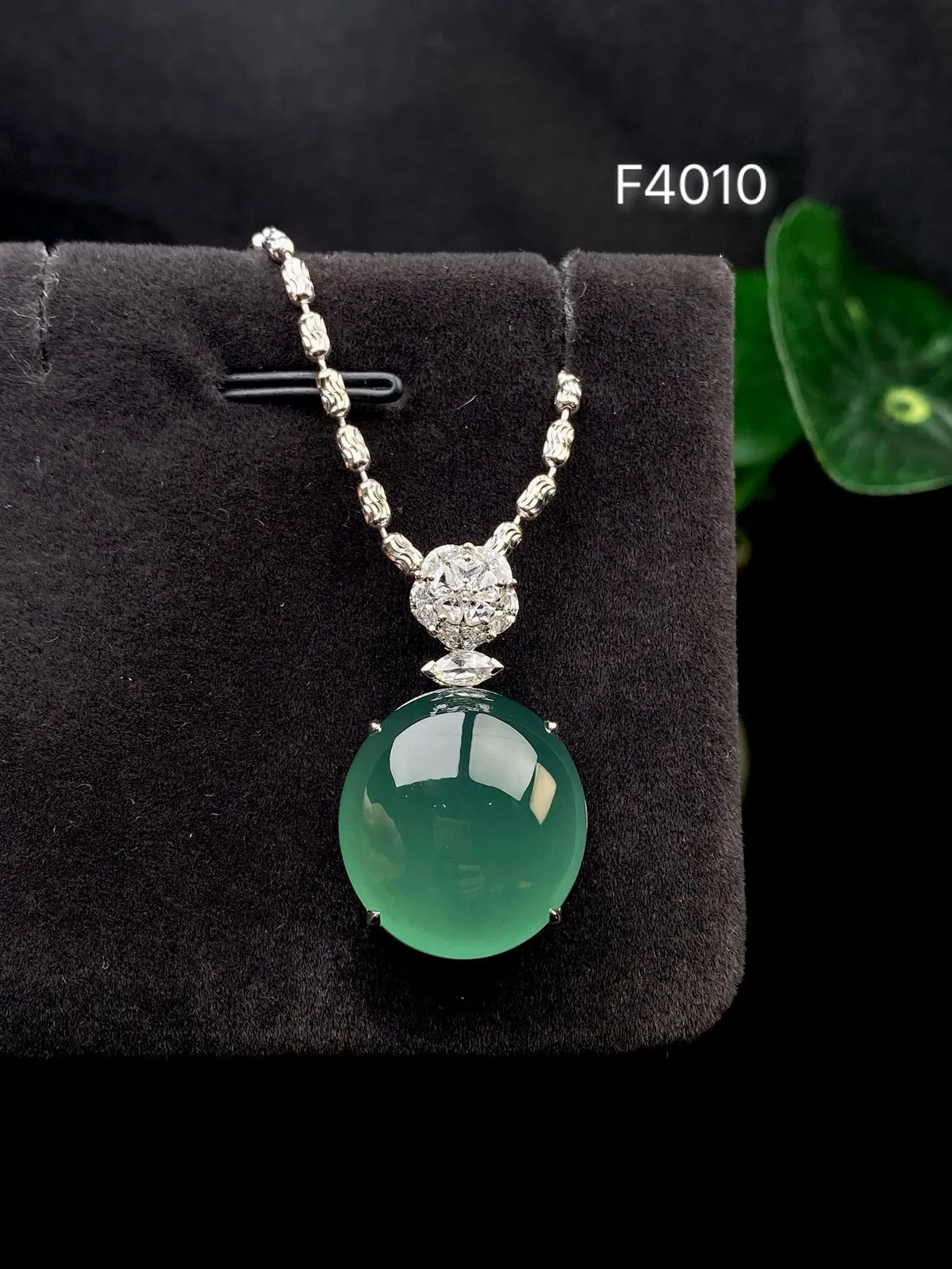 【冰种湖水绿蛋面吊坠】迷人湖水绿，形状非常饱满，冰润通透，种老起光，胶感强烈。质地细腻度均匀度很高，