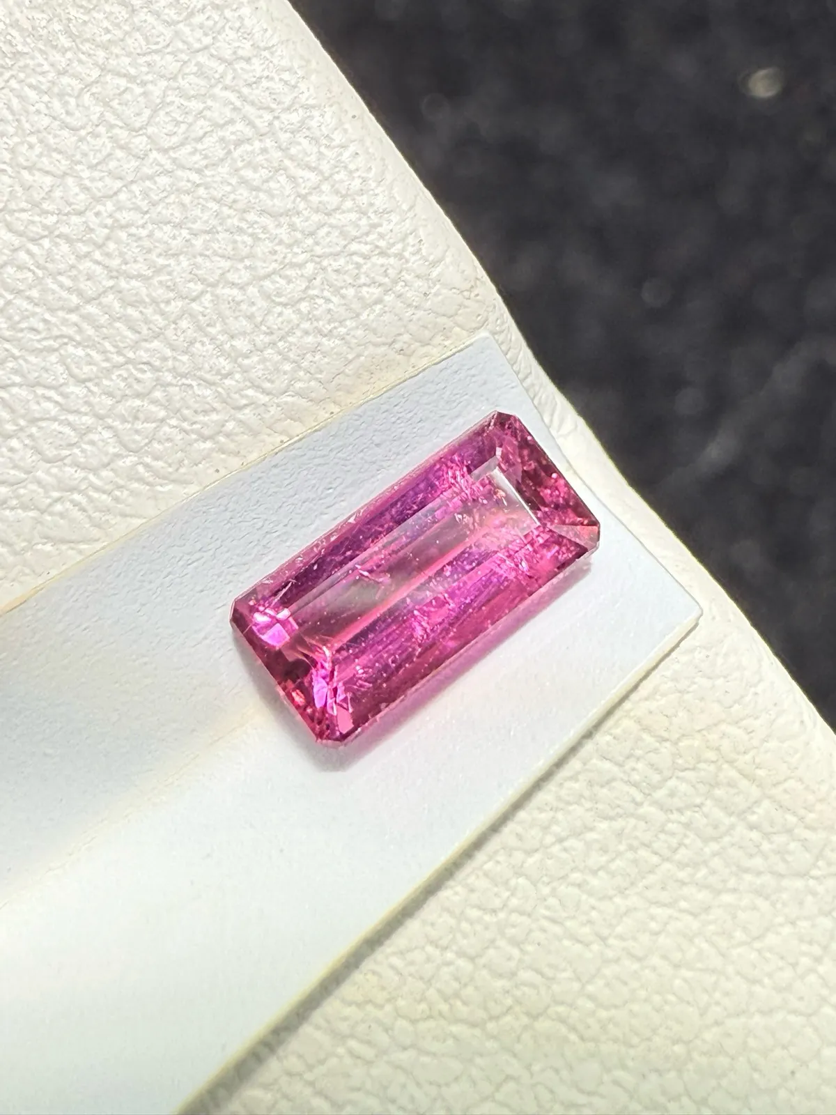 【高端珠宝】天然极美红碧玺裸石
重量: 0.665ct  规格: 7.5*3.7*2.6毫米
精湛切