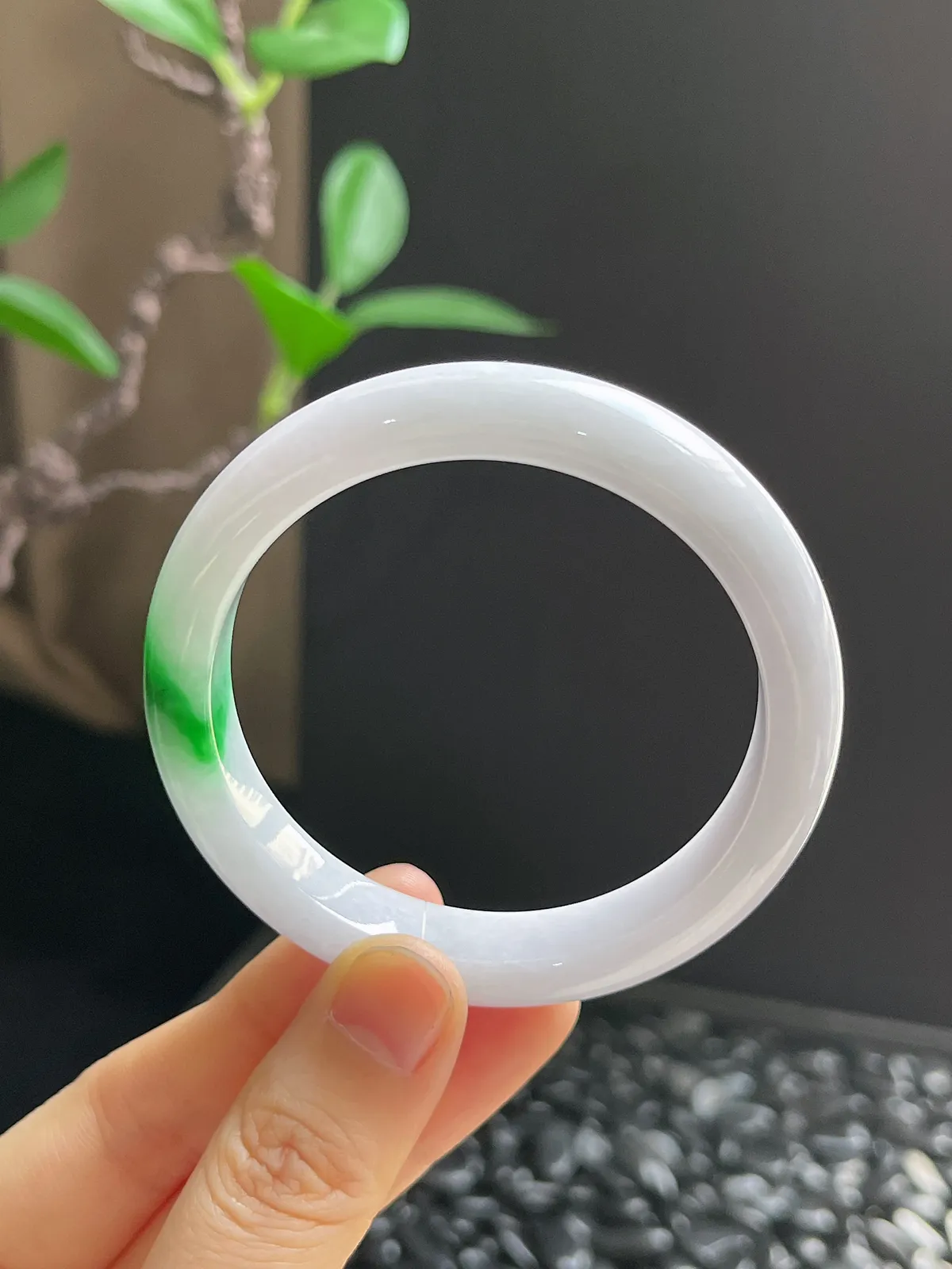 正圈52.6圈口，翡翠糯化种飘绿手镯