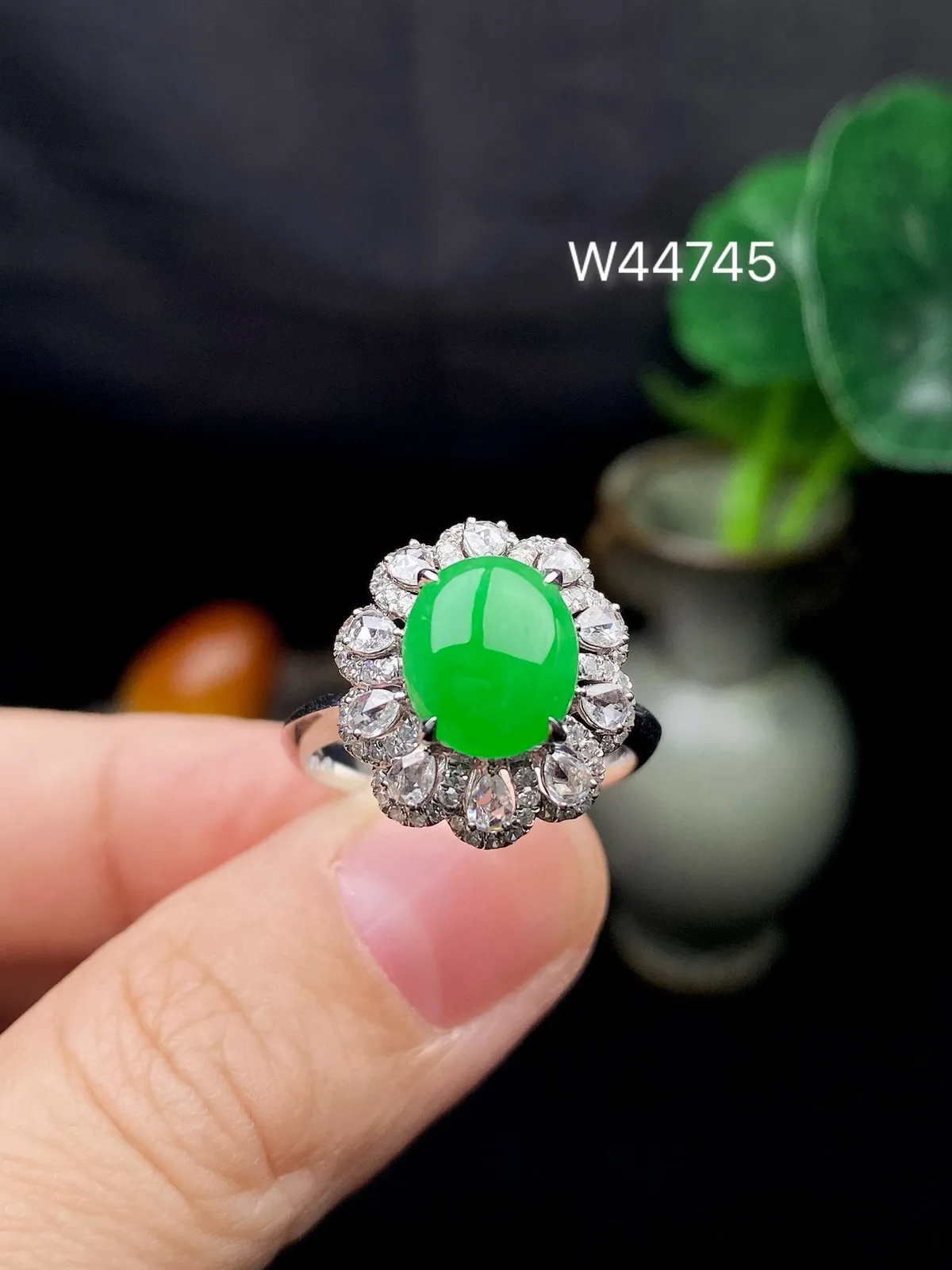 【冰种满绿蛋面戒指】种水色俱全，冰透闪亮，通透感饱满度很好，18k金钻镶嵌，裸石尺寸9.2*7.7*